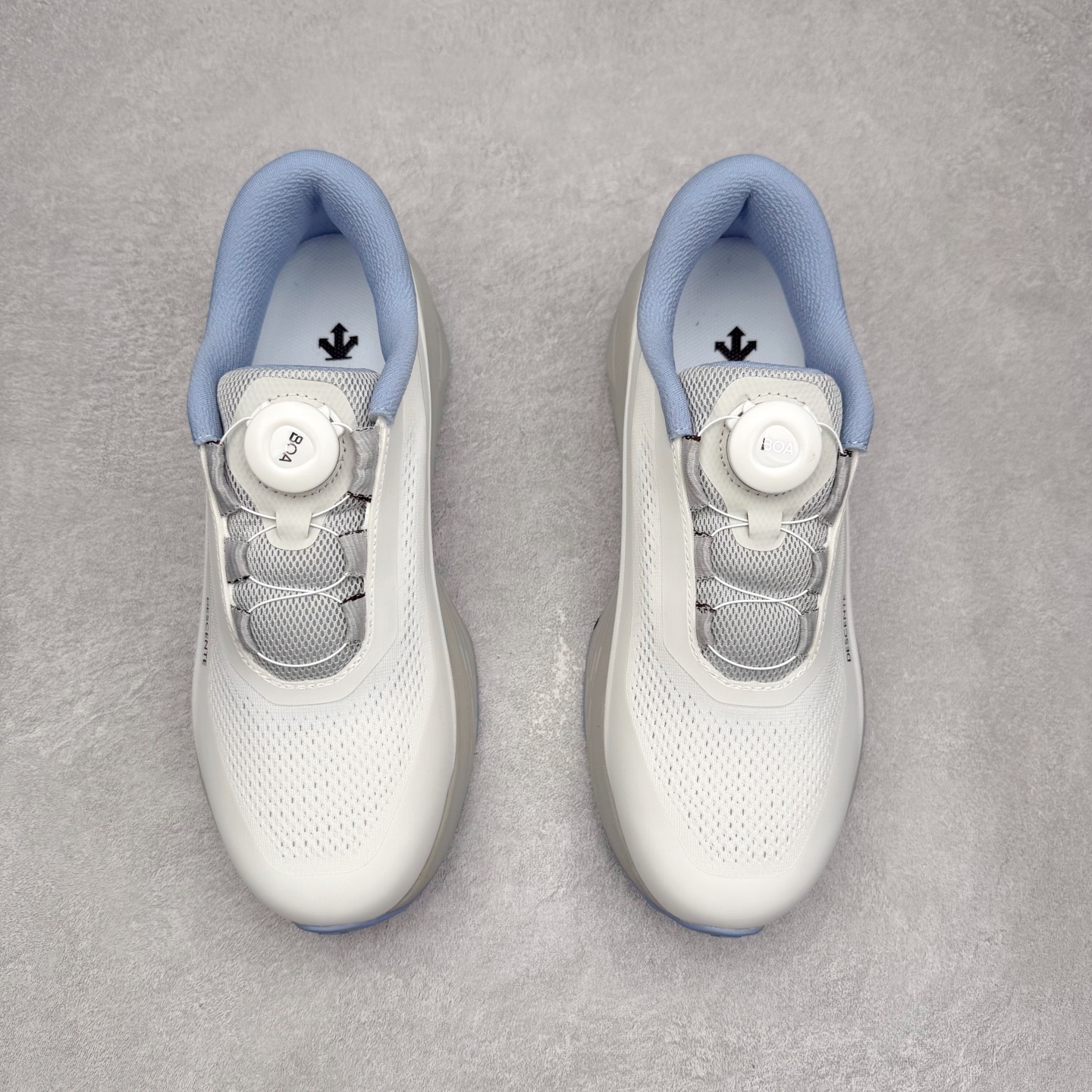 图片[2]-DESCENTE Enerzite 迪桑特舒适百搭织物耐磨回弹低帮跑步鞋 DESCENTE（迪桑特）创立于1935年，品牌名取自法语词汇，意为“滑降”。品牌箭头标识代表滑雪的三种技术“高速直线滑行”、“穿越”和“侧滑”，也寓意品牌在打造高端专业运动产品中不断追求完美的创新精神，致力于成为中国高端专业滑雪、综训、女子、铁人三项、高尔夫的第一品牌。实拍调校N版已经零色差零失真 百分百还原实物色彩所见即所得 不存在货不对板色差等低级问题 选购参考实物拍摄 不混卖不参货 只用心做好货严格选品 承诺混一赔十 尺码：36 36.5 37.5 38 38.5 39 40 40.5 41 42 42.5 43 44 44.5 45-选品中心