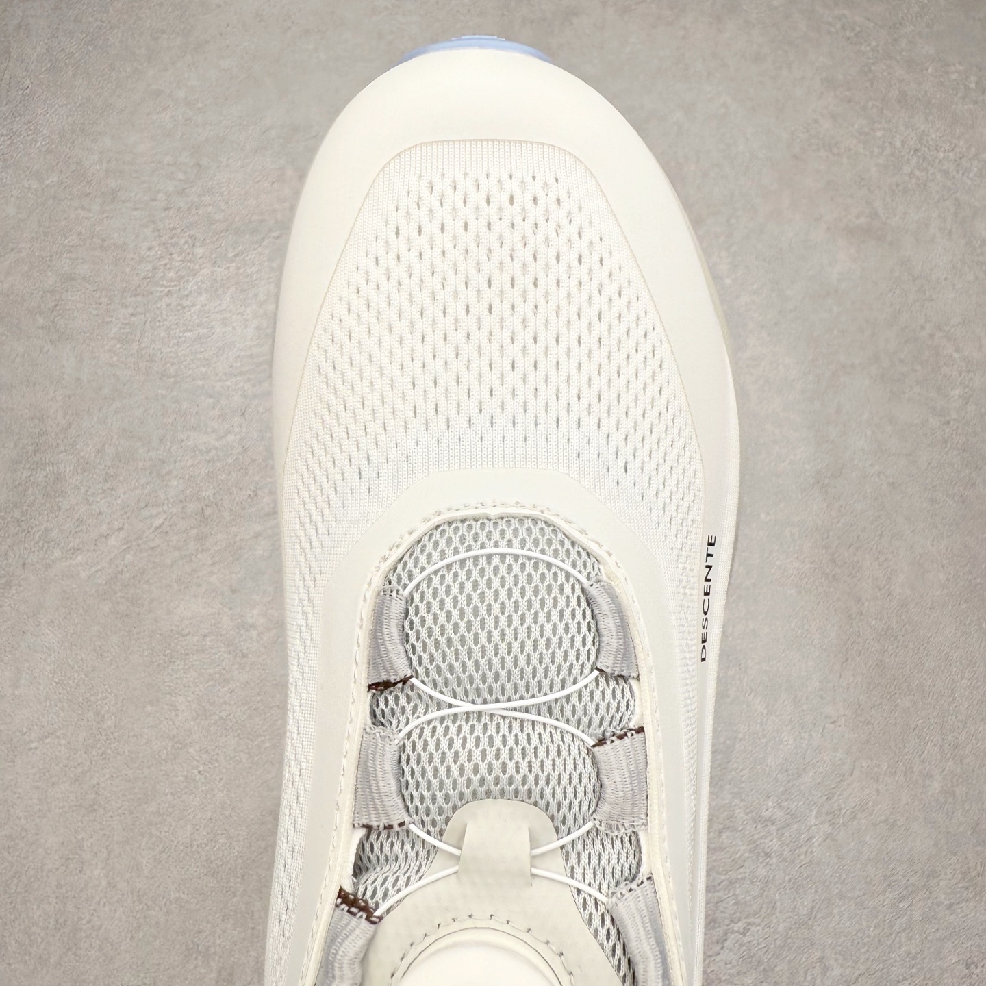 图片[4]-DESCENTE Enerzite 迪桑特舒适百搭织物耐磨回弹低帮跑步鞋 DESCENTE（迪桑特）创立于1935年，品牌名取自法语词汇，意为“滑降”。品牌箭头标识代表滑雪的三种技术“高速直线滑行”、“穿越”和“侧滑”，也寓意品牌在打造高端专业运动产品中不断追求完美的创新精神，致力于成为中国高端专业滑雪、综训、女子、铁人三项、高尔夫的第一品牌。实拍调校N版已经零色差零失真 百分百还原实物色彩所见即所得 不存在货不对板色差等低级问题 选购参考实物拍摄 不混卖不参货 只用心做好货严格选品 承诺混一赔十 尺码：36 36.5 37.5 38 38.5 39 40 40.5 41 42 42.5 43 44 44.5 45-选品中心