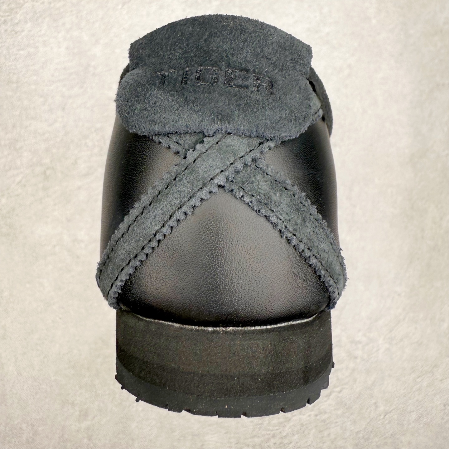 图片[8]-＃C版 Asics Onitsuka Tiger MEXICO 66 亚瑟士鬼冢虎复古经典板鞋 市场王者选手 海外订单工厂出品 长期生产补货永不断码 超成熟稳定的做工品控 原装全套纸板楦头开发 原汁原味 完美呈现版型 私模正确鞋底咬花纹路 一比一鞋头弧度高度鞋身弧度 绝不口嗨 细节品控鞋型随意秒杀市面 原档咬花纹路私模大底 一个单元有六个三角形 总体形拼接呈现花瓣状 官方四联吊牌 原装Ortholite轻量化鞋垫 原盒原配 质保卡 说明书 钢印防尘纸 纸板中底带钢印 乳胶组合鞋垫 支持全方位的对比专柜 产品从款式颜色造型上体现出追求舒适和细节的完美 鞋类更是推崇手工制作的严谨与完美 融舒适性与可穿性的设计风格 注重细节的完美和别致魅力 既保持稳重 又不失轻松的时尚感 尺码：36 37 37.5 38 39 39.5 40 40.5 41.5 42 42.5 43.5 44 45-选品中心