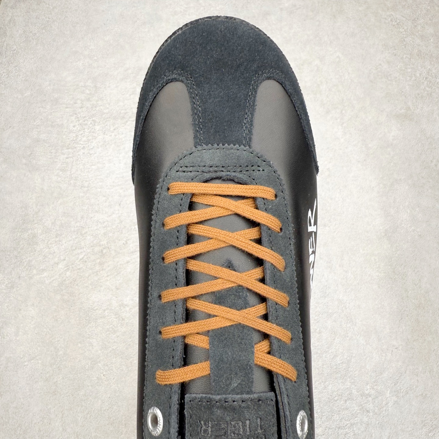 图片[4]-＃C版 Asics Onitsuka Tiger MEXICO 66 亚瑟士鬼冢虎复古经典板鞋 市场王者选手 海外订单工厂出品 长期生产补货永不断码 超成熟稳定的做工品控 原装全套纸板楦头开发 原汁原味 完美呈现版型 私模正确鞋底咬花纹路 一比一鞋头弧度高度鞋身弧度 绝不口嗨 细节品控鞋型随意秒杀市面 原档咬花纹路私模大底 一个单元有六个三角形 总体形拼接呈现花瓣状 官方四联吊牌 原装Ortholite轻量化鞋垫 原盒原配 质保卡 说明书 钢印防尘纸 纸板中底带钢印 乳胶组合鞋垫 支持全方位的对比专柜 产品从款式颜色造型上体现出追求舒适和细节的完美 鞋类更是推崇手工制作的严谨与完美 融舒适性与可穿性的设计风格 注重细节的完美和别致魅力 既保持稳重 又不失轻松的时尚感 尺码：36 37 37.5 38 39 39.5 40 40.5 41.5 42 42.5 43.5 44 45-选品中心