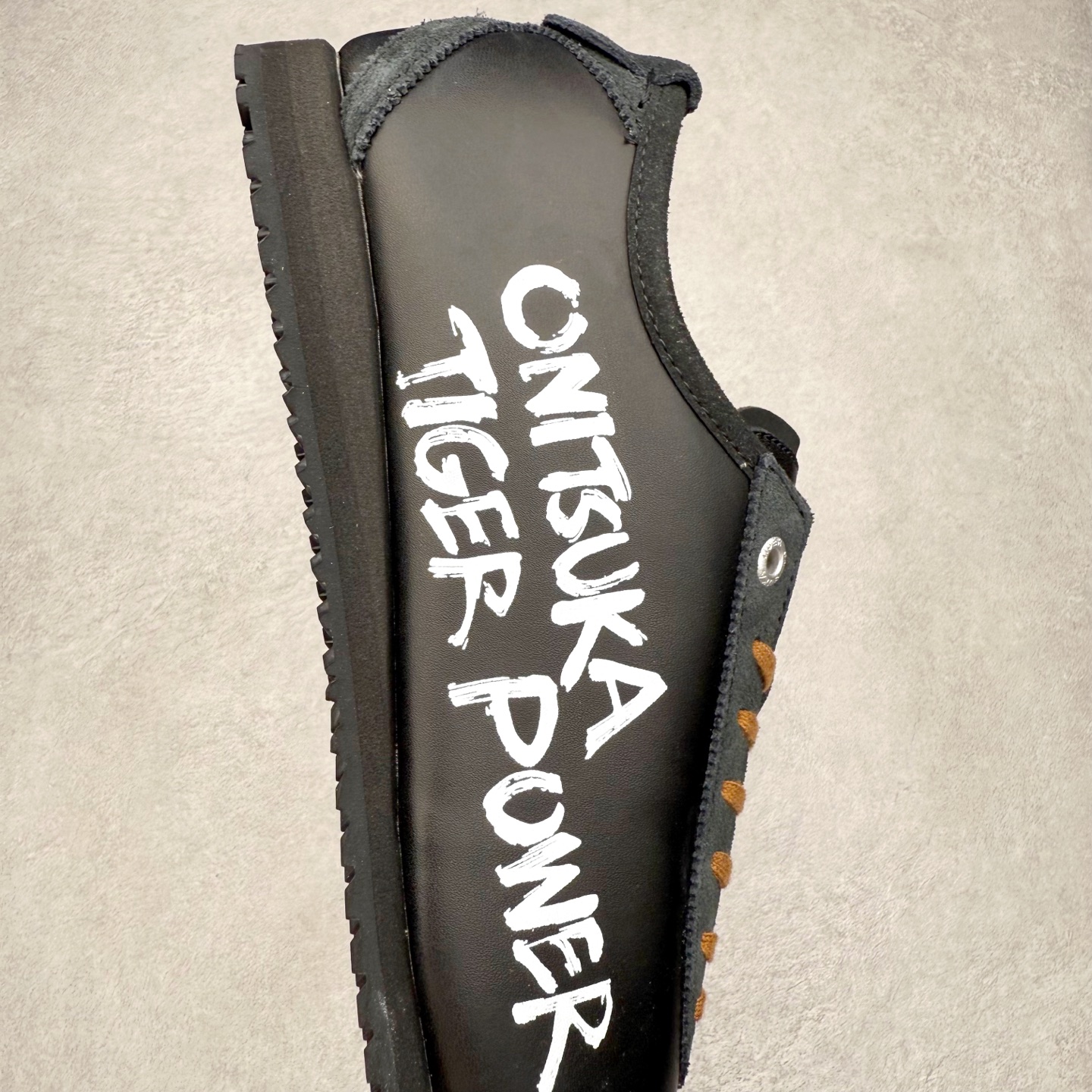 图片[6]-＃C版 Asics Onitsuka Tiger MEXICO 66 亚瑟士鬼冢虎复古经典板鞋 市场王者选手 海外订单工厂出品 长期生产补货永不断码 超成熟稳定的做工品控 原装全套纸板楦头开发 原汁原味 完美呈现版型 私模正确鞋底咬花纹路 一比一鞋头弧度高度鞋身弧度 绝不口嗨 细节品控鞋型随意秒杀市面 原档咬花纹路私模大底 一个单元有六个三角形 总体形拼接呈现花瓣状 官方四联吊牌 原装Ortholite轻量化鞋垫 原盒原配 质保卡 说明书 钢印防尘纸 纸板中底带钢印 乳胶组合鞋垫 支持全方位的对比专柜 产品从款式颜色造型上体现出追求舒适和细节的完美 鞋类更是推崇手工制作的严谨与完美 融舒适性与可穿性的设计风格 注重细节的完美和别致魅力 既保持稳重 又不失轻松的时尚感 尺码：36 37 37.5 38 39 39.5 40 40.5 41.5 42 42.5 43.5 44 45-选品中心