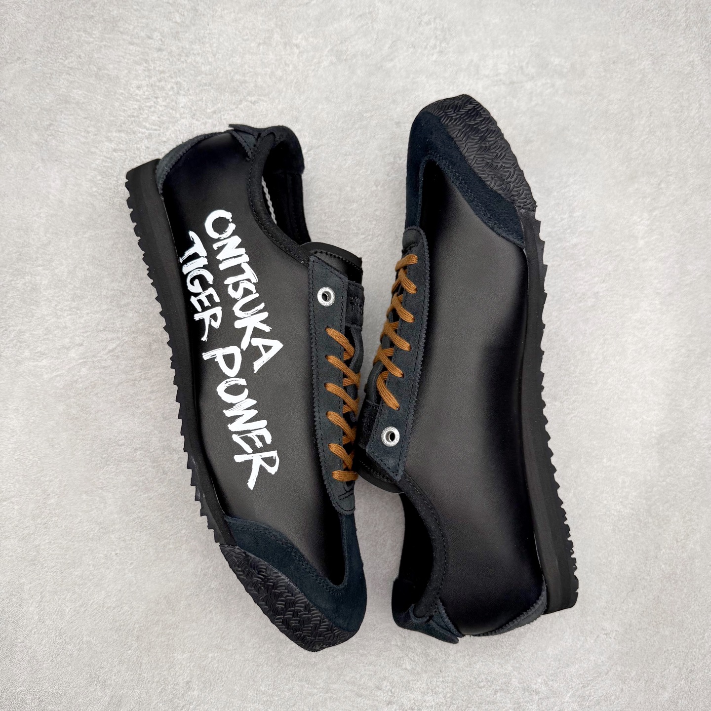 图片[3]-＃C版 Asics Onitsuka Tiger MEXICO 66 亚瑟士鬼冢虎复古经典板鞋 市场王者选手 海外订单工厂出品 长期生产补货永不断码 超成熟稳定的做工品控 原装全套纸板楦头开发 原汁原味 完美呈现版型 私模正确鞋底咬花纹路 一比一鞋头弧度高度鞋身弧度 绝不口嗨 细节品控鞋型随意秒杀市面 原档咬花纹路私模大底 一个单元有六个三角形 总体形拼接呈现花瓣状 官方四联吊牌 原装Ortholite轻量化鞋垫 原盒原配 质保卡 说明书 钢印防尘纸 纸板中底带钢印 乳胶组合鞋垫 支持全方位的对比专柜 产品从款式颜色造型上体现出追求舒适和细节的完美 鞋类更是推崇手工制作的严谨与完美 融舒适性与可穿性的设计风格 注重细节的完美和别致魅力 既保持稳重 又不失轻松的时尚感 尺码：36 37 37.5 38 39 39.5 40 40.5 41.5 42 42.5 43.5 44 45-选品中心