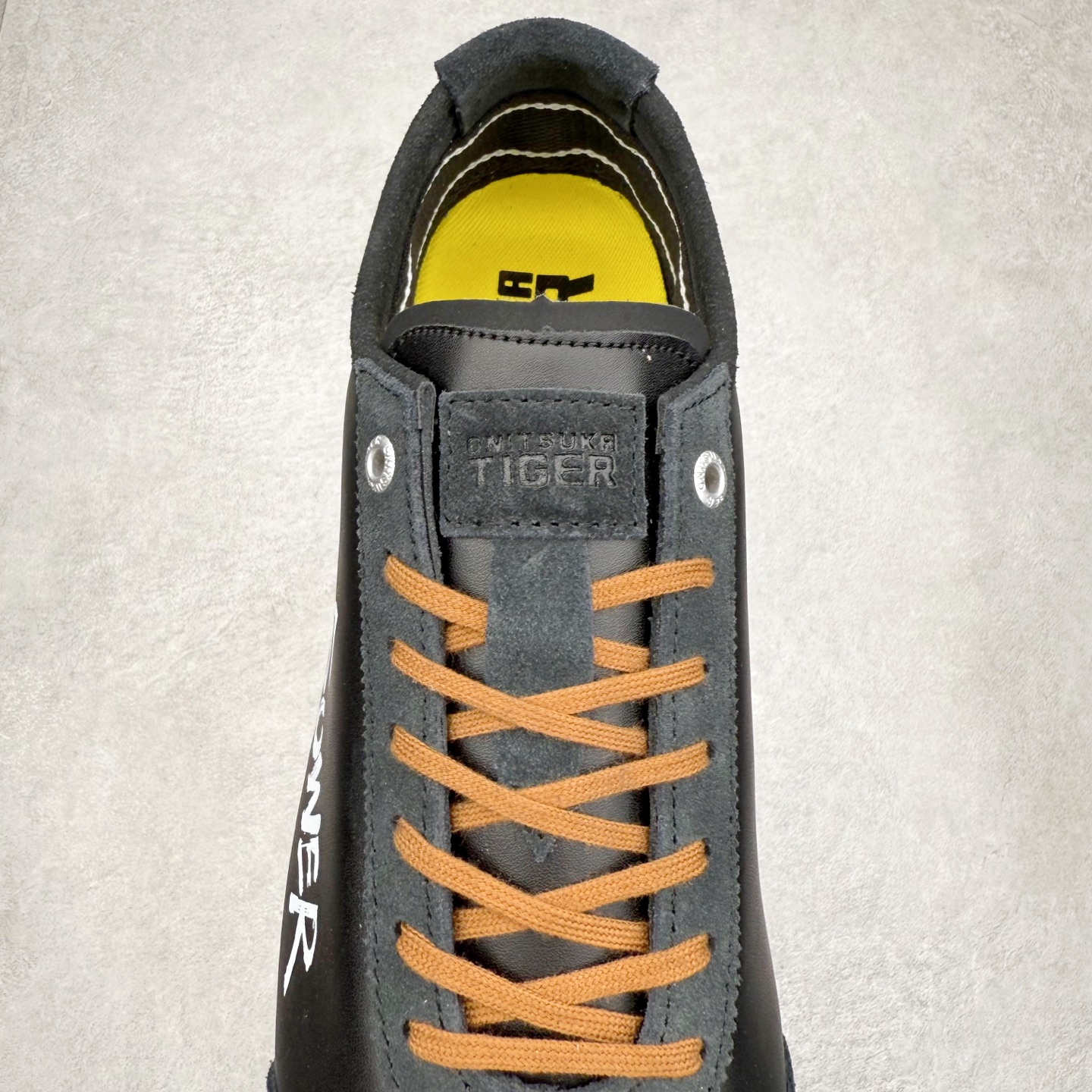 图片[5]-＃C版 Asics Onitsuka Tiger MEXICO 66 亚瑟士鬼冢虎复古经典板鞋 市场王者选手 海外订单工厂出品 长期生产补货永不断码 超成熟稳定的做工品控 原装全套纸板楦头开发 原汁原味 完美呈现版型 私模正确鞋底咬花纹路 一比一鞋头弧度高度鞋身弧度 绝不口嗨 细节品控鞋型随意秒杀市面 原档咬花纹路私模大底 一个单元有六个三角形 总体形拼接呈现花瓣状 官方四联吊牌 原装Ortholite轻量化鞋垫 原盒原配 质保卡 说明书 钢印防尘纸 纸板中底带钢印 乳胶组合鞋垫 支持全方位的对比专柜 产品从款式颜色造型上体现出追求舒适和细节的完美 鞋类更是推崇手工制作的严谨与完美 融舒适性与可穿性的设计风格 注重细节的完美和别致魅力 既保持稳重 又不失轻松的时尚感 尺码：36 37 37.5 38 39 39.5 40 40.5 41.5 42 42.5 43.5 44 45-选品中心