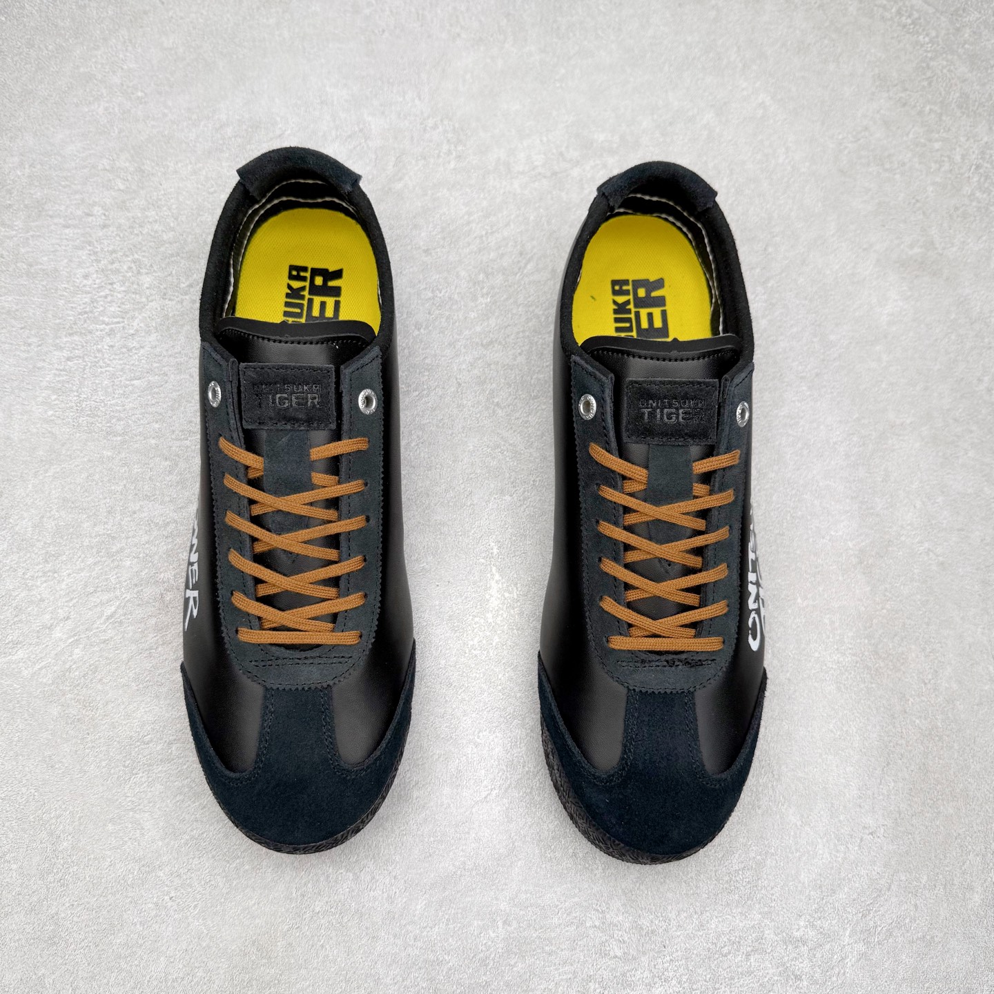 图片[2]-＃C版 Asics Onitsuka Tiger MEXICO 66 亚瑟士鬼冢虎复古经典板鞋 市场王者选手 海外订单工厂出品 长期生产补货永不断码 超成熟稳定的做工品控 原装全套纸板楦头开发 原汁原味 完美呈现版型 私模正确鞋底咬花纹路 一比一鞋头弧度高度鞋身弧度 绝不口嗨 细节品控鞋型随意秒杀市面 原档咬花纹路私模大底 一个单元有六个三角形 总体形拼接呈现花瓣状 官方四联吊牌 原装Ortholite轻量化鞋垫 原盒原配 质保卡 说明书 钢印防尘纸 纸板中底带钢印 乳胶组合鞋垫 支持全方位的对比专柜 产品从款式颜色造型上体现出追求舒适和细节的完美 鞋类更是推崇手工制作的严谨与完美 融舒适性与可穿性的设计风格 注重细节的完美和别致魅力 既保持稳重 又不失轻松的时尚感 尺码：36 37 37.5 38 39 39.5 40 40.5 41.5 42 42.5 43.5 44 45-选品中心