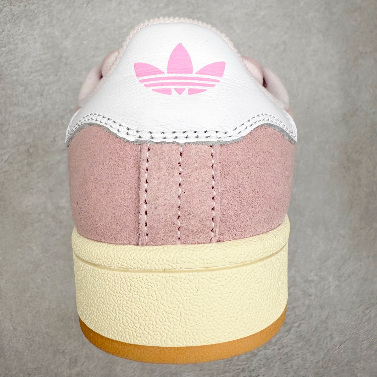 图片[8]-＃C版纯原 AD Originals Campus 00s 学院系列面包风经典复古低帮百搭休闲运动板鞋 原鞋开发 正确版型 市面唯一全鞋采用原厂头层SD皮料 正确宽版鞋盒 清洁度完美 诠释最高工艺 这次 Originals 选择了以经典复古鞋型 Campus 为蓝本打造全新面包鞋 这款鞋型联名不断 冠希当年对它更是钟爱有加 论牌面丝毫不输贝壳头、Forum 等大热鞋型 这次 Campus 一改 80 年代的瘦长造型 鞋舌、鞋身、鞋底甚至细节都变大了 营造出千禧年前后流行的面包鞋宽大廓形 因此鞋名改为 Campus 00s 鞋身采用绒面皮料搭配白色常规皮革 质感上还是延续了经典 Campus 的设计 鞋舌填充更加饱满 让鞋款整体看起来更加圆润 搭配上这款浅蓝配色 「蓝胖子」造型真的很可爱 鞋舌还加入了与以往 Campus 不同的全新三叶草 Logo 令造型更具千禧气息 鞋带也采用了加宽的设计 如果你不喜欢 这次还附送了传统鞋带可以替换 鞋底采用了米黄做旧设计 凸显鞋款的复古年代感 除了清新可人的浅蓝配色 还有一款酷灰配色 造型更加硬朗复古 而且相比浅蓝配色更加耐脏 尺码：36 36⅔ 37⅓ 38 38⅔ 39⅓ 40 40⅔ 41⅓ 42 42⅔ 43⅓ 44 44 ⅓ 45-选品中心