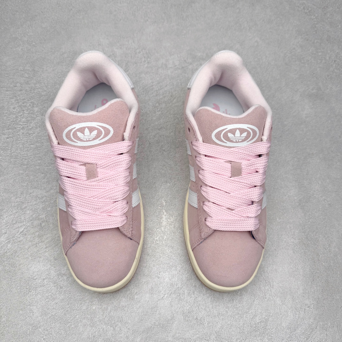 图片[2]-＃C版纯原 AD Originals Campus 00s 学院系列面包风经典复古低帮百搭休闲运动板鞋 原鞋开发 正确版型 市面唯一全鞋采用原厂头层SD皮料 正确宽版鞋盒 清洁度完美 诠释最高工艺 这次 Originals 选择了以经典复古鞋型 Campus 为蓝本打造全新面包鞋 这款鞋型联名不断 冠希当年对它更是钟爱有加 论牌面丝毫不输贝壳头、Forum 等大热鞋型 这次 Campus 一改 80 年代的瘦长造型 鞋舌、鞋身、鞋底甚至细节都变大了 营造出千禧年前后流行的面包鞋宽大廓形 因此鞋名改为 Campus 00s 鞋身采用绒面皮料搭配白色常规皮革 质感上还是延续了经典 Campus 的设计 鞋舌填充更加饱满 让鞋款整体看起来更加圆润 搭配上这款浅蓝配色 「蓝胖子」造型真的很可爱 鞋舌还加入了与以往 Campus 不同的全新三叶草 Logo 令造型更具千禧气息 鞋带也采用了加宽的设计 如果你不喜欢 这次还附送了传统鞋带可以替换 鞋底采用了米黄做旧设计 凸显鞋款的复古年代感 除了清新可人的浅蓝配色 还有一款酷灰配色 造型更加硬朗复古 而且相比浅蓝配色更加耐脏 尺码：36 36⅔ 37⅓ 38 38⅔ 39⅓ 40 40⅔ 41⅓ 42 42⅔ 43⅓ 44 44 ⅓ 45-选品中心