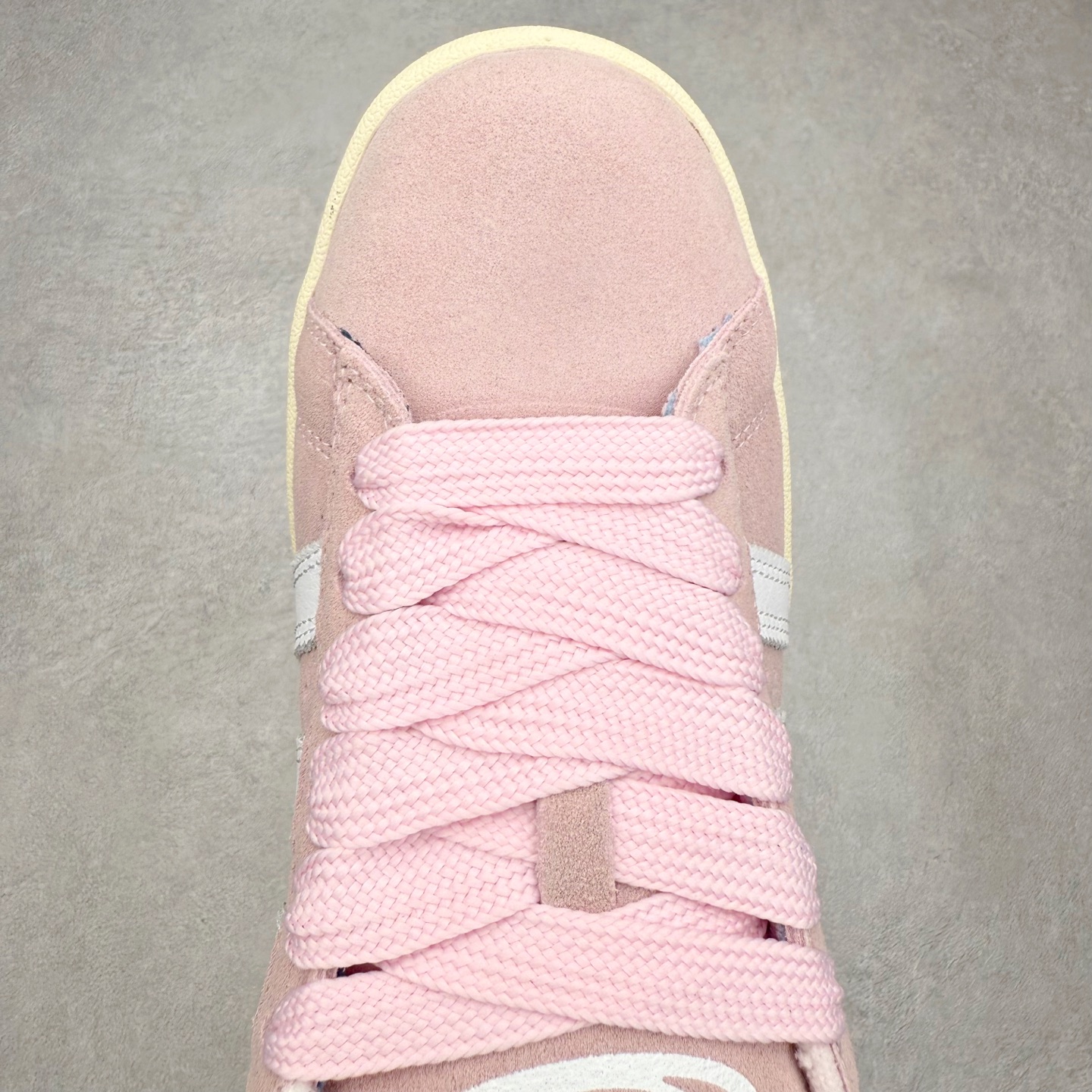 图片[4]-＃C版纯原 AD Originals Campus 00s 学院系列面包风经典复古低帮百搭休闲运动板鞋 原鞋开发 正确版型 市面唯一全鞋采用原厂头层SD皮料 正确宽版鞋盒 清洁度完美 诠释最高工艺 这次 Originals 选择了以经典复古鞋型 Campus 为蓝本打造全新面包鞋 这款鞋型联名不断 冠希当年对它更是钟爱有加 论牌面丝毫不输贝壳头、Forum 等大热鞋型 这次 Campus 一改 80 年代的瘦长造型 鞋舌、鞋身、鞋底甚至细节都变大了 营造出千禧年前后流行的面包鞋宽大廓形 因此鞋名改为 Campus 00s 鞋身采用绒面皮料搭配白色常规皮革 质感上还是延续了经典 Campus 的设计 鞋舌填充更加饱满 让鞋款整体看起来更加圆润 搭配上这款浅蓝配色 「蓝胖子」造型真的很可爱 鞋舌还加入了与以往 Campus 不同的全新三叶草 Logo 令造型更具千禧气息 鞋带也采用了加宽的设计 如果你不喜欢 这次还附送了传统鞋带可以替换 鞋底采用了米黄做旧设计 凸显鞋款的复古年代感 除了清新可人的浅蓝配色 还有一款酷灰配色 造型更加硬朗复古 而且相比浅蓝配色更加耐脏 尺码：36 36⅔ 37⅓ 38 38⅔ 39⅓ 40 40⅔ 41⅓ 42 42⅔ 43⅓ 44 44 ⅓ 45-选品中心