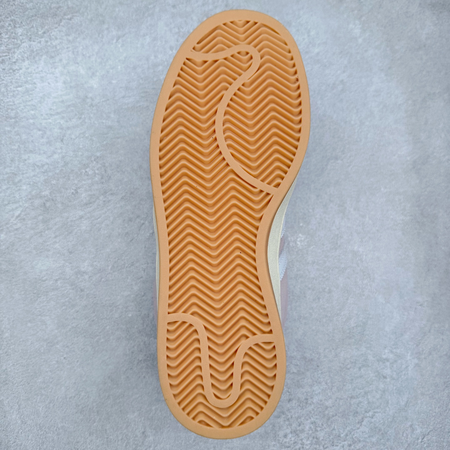 图片[9]-＃C版纯原 AD Originals Campus 00s 学院系列面包风经典复古低帮百搭休闲运动板鞋 原鞋开发 正确版型 市面唯一全鞋采用原厂头层SD皮料 正确宽版鞋盒 清洁度完美 诠释最高工艺 这次 Originals 选择了以经典复古鞋型 Campus 为蓝本打造全新面包鞋 这款鞋型联名不断 冠希当年对它更是钟爱有加 论牌面丝毫不输贝壳头、Forum 等大热鞋型 这次 Campus 一改 80 年代的瘦长造型 鞋舌、鞋身、鞋底甚至细节都变大了 营造出千禧年前后流行的面包鞋宽大廓形 因此鞋名改为 Campus 00s 鞋身采用绒面皮料搭配白色常规皮革 质感上还是延续了经典 Campus 的设计 鞋舌填充更加饱满 让鞋款整体看起来更加圆润 搭配上这款浅蓝配色 「蓝胖子」造型真的很可爱 鞋舌还加入了与以往 Campus 不同的全新三叶草 Logo 令造型更具千禧气息 鞋带也采用了加宽的设计 如果你不喜欢 这次还附送了传统鞋带可以替换 鞋底采用了米黄做旧设计 凸显鞋款的复古年代感 除了清新可人的浅蓝配色 还有一款酷灰配色 造型更加硬朗复古 而且相比浅蓝配色更加耐脏 尺码：36 36⅔ 37⅓ 38 38⅔ 39⅓ 40 40⅔ 41⅓ 42 42⅔ 43⅓ 44 44 ⅓ 45-选品中心