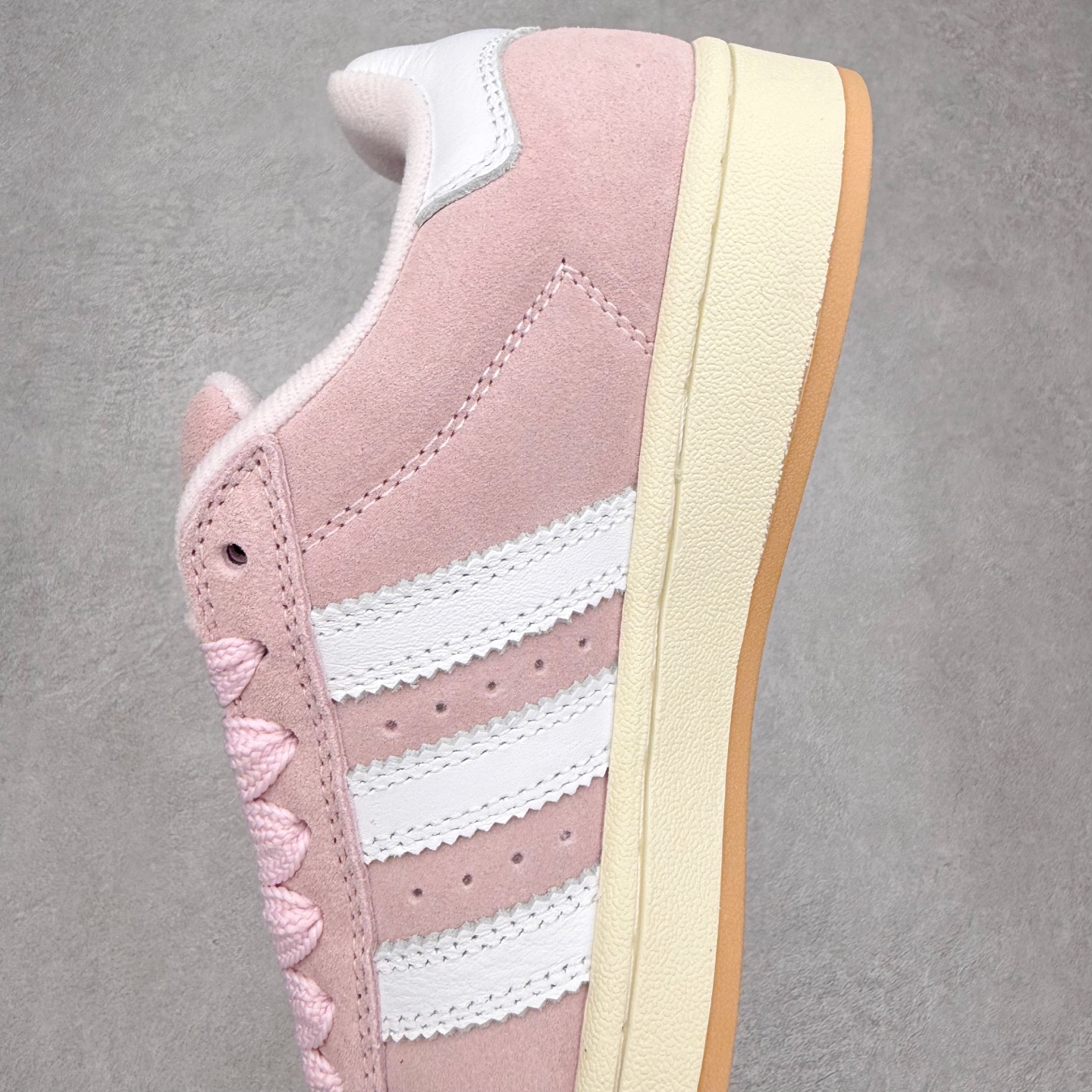 图片[7]-＃C版纯原 AD Originals Campus 00s 学院系列面包风经典复古低帮百搭休闲运动板鞋 原鞋开发 正确版型 市面唯一全鞋采用原厂头层SD皮料 正确宽版鞋盒 清洁度完美 诠释最高工艺 这次 Originals 选择了以经典复古鞋型 Campus 为蓝本打造全新面包鞋 这款鞋型联名不断 冠希当年对它更是钟爱有加 论牌面丝毫不输贝壳头、Forum 等大热鞋型 这次 Campus 一改 80 年代的瘦长造型 鞋舌、鞋身、鞋底甚至细节都变大了 营造出千禧年前后流行的面包鞋宽大廓形 因此鞋名改为 Campus 00s 鞋身采用绒面皮料搭配白色常规皮革 质感上还是延续了经典 Campus 的设计 鞋舌填充更加饱满 让鞋款整体看起来更加圆润 搭配上这款浅蓝配色 「蓝胖子」造型真的很可爱 鞋舌还加入了与以往 Campus 不同的全新三叶草 Logo 令造型更具千禧气息 鞋带也采用了加宽的设计 如果你不喜欢 这次还附送了传统鞋带可以替换 鞋底采用了米黄做旧设计 凸显鞋款的复古年代感 除了清新可人的浅蓝配色 还有一款酷灰配色 造型更加硬朗复古 而且相比浅蓝配色更加耐脏 尺码：36 36⅔ 37⅓ 38 38⅔ 39⅓ 40 40⅔ 41⅓ 42 42⅔ 43⅓ 44 44 ⅓ 45-选品中心