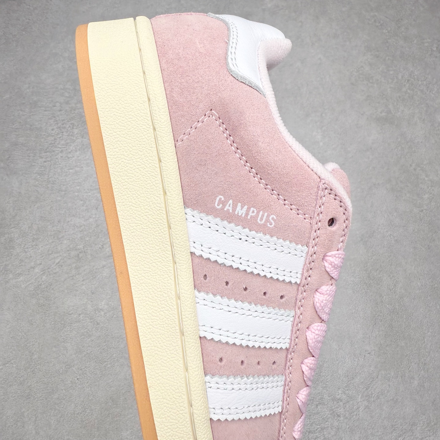 图片[6]-＃C版纯原 AD Originals Campus 00s 学院系列面包风经典复古低帮百搭休闲运动板鞋 原鞋开发 正确版型 市面唯一全鞋采用原厂头层SD皮料 正确宽版鞋盒 清洁度完美 诠释最高工艺 这次 Originals 选择了以经典复古鞋型 Campus 为蓝本打造全新面包鞋 这款鞋型联名不断 冠希当年对它更是钟爱有加 论牌面丝毫不输贝壳头、Forum 等大热鞋型 这次 Campus 一改 80 年代的瘦长造型 鞋舌、鞋身、鞋底甚至细节都变大了 营造出千禧年前后流行的面包鞋宽大廓形 因此鞋名改为 Campus 00s 鞋身采用绒面皮料搭配白色常规皮革 质感上还是延续了经典 Campus 的设计 鞋舌填充更加饱满 让鞋款整体看起来更加圆润 搭配上这款浅蓝配色 「蓝胖子」造型真的很可爱 鞋舌还加入了与以往 Campus 不同的全新三叶草 Logo 令造型更具千禧气息 鞋带也采用了加宽的设计 如果你不喜欢 这次还附送了传统鞋带可以替换 鞋底采用了米黄做旧设计 凸显鞋款的复古年代感 除了清新可人的浅蓝配色 还有一款酷灰配色 造型更加硬朗复古 而且相比浅蓝配色更加耐脏 尺码：36 36⅔ 37⅓ 38 38⅔ 39⅓ 40 40⅔ 41⅓ 42 42⅔ 43⅓ 44 44 ⅓ 45-选品中心
