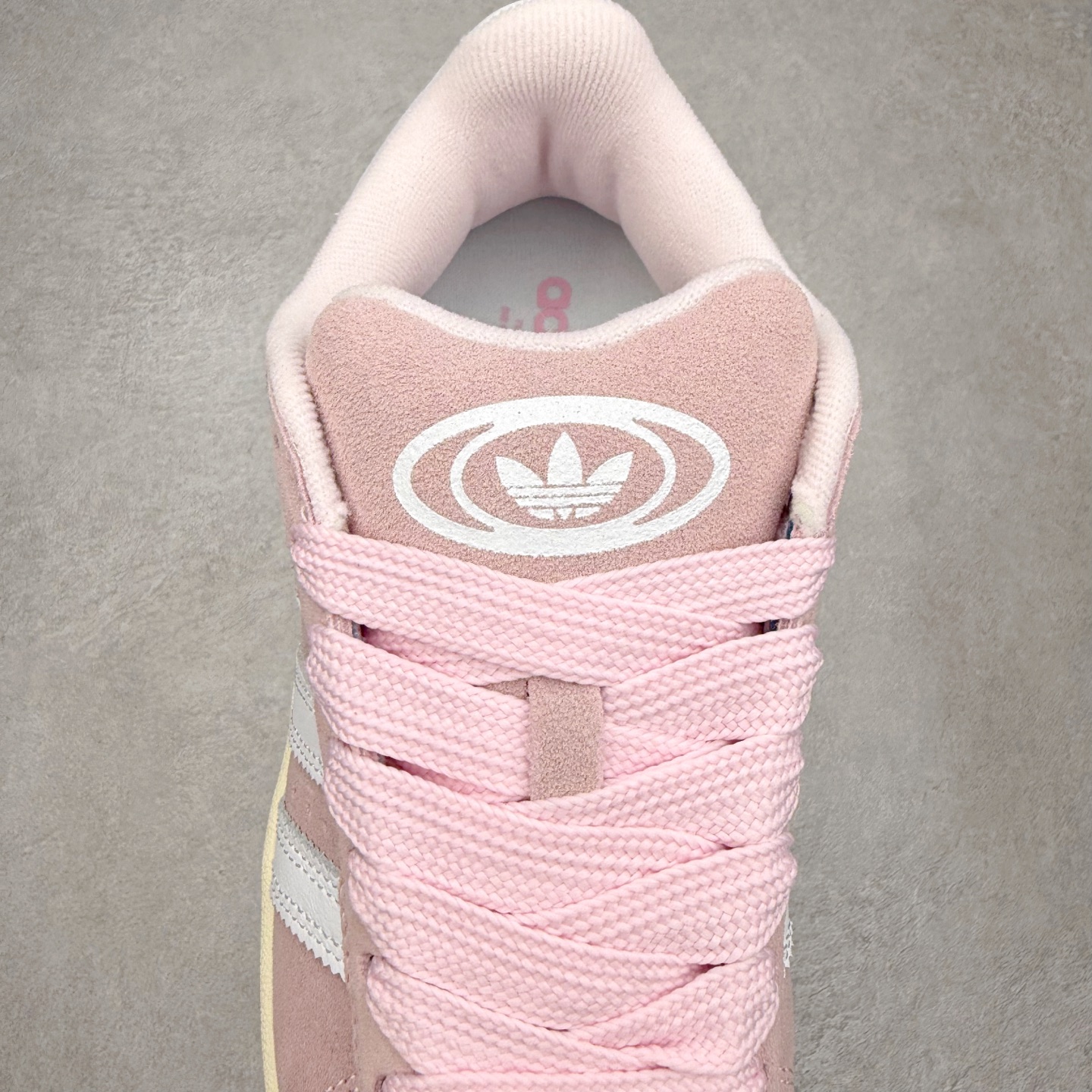 图片[5]-＃C版纯原 AD Originals Campus 00s 学院系列面包风经典复古低帮百搭休闲运动板鞋 原鞋开发 正确版型 市面唯一全鞋采用原厂头层SD皮料 正确宽版鞋盒 清洁度完美 诠释最高工艺 这次 Originals 选择了以经典复古鞋型 Campus 为蓝本打造全新面包鞋 这款鞋型联名不断 冠希当年对它更是钟爱有加 论牌面丝毫不输贝壳头、Forum 等大热鞋型 这次 Campus 一改 80 年代的瘦长造型 鞋舌、鞋身、鞋底甚至细节都变大了 营造出千禧年前后流行的面包鞋宽大廓形 因此鞋名改为 Campus 00s 鞋身采用绒面皮料搭配白色常规皮革 质感上还是延续了经典 Campus 的设计 鞋舌填充更加饱满 让鞋款整体看起来更加圆润 搭配上这款浅蓝配色 「蓝胖子」造型真的很可爱 鞋舌还加入了与以往 Campus 不同的全新三叶草 Logo 令造型更具千禧气息 鞋带也采用了加宽的设计 如果你不喜欢 这次还附送了传统鞋带可以替换 鞋底采用了米黄做旧设计 凸显鞋款的复古年代感 除了清新可人的浅蓝配色 还有一款酷灰配色 造型更加硬朗复古 而且相比浅蓝配色更加耐脏 尺码：36 36⅔ 37⅓ 38 38⅔ 39⅓ 40 40⅔ 41⅓ 42 42⅔ 43⅓ 44 44 ⅓ 45-选品中心