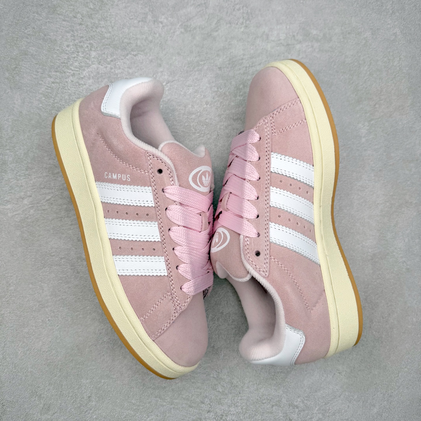 图片[3]-＃C版纯原 AD Originals Campus 00s 学院系列面包风经典复古低帮百搭休闲运动板鞋 原鞋开发 正确版型 市面唯一全鞋采用原厂头层SD皮料 正确宽版鞋盒 清洁度完美 诠释最高工艺 这次 Originals 选择了以经典复古鞋型 Campus 为蓝本打造全新面包鞋 这款鞋型联名不断 冠希当年对它更是钟爱有加 论牌面丝毫不输贝壳头、Forum 等大热鞋型 这次 Campus 一改 80 年代的瘦长造型 鞋舌、鞋身、鞋底甚至细节都变大了 营造出千禧年前后流行的面包鞋宽大廓形 因此鞋名改为 Campus 00s 鞋身采用绒面皮料搭配白色常规皮革 质感上还是延续了经典 Campus 的设计 鞋舌填充更加饱满 让鞋款整体看起来更加圆润 搭配上这款浅蓝配色 「蓝胖子」造型真的很可爱 鞋舌还加入了与以往 Campus 不同的全新三叶草 Logo 令造型更具千禧气息 鞋带也采用了加宽的设计 如果你不喜欢 这次还附送了传统鞋带可以替换 鞋底采用了米黄做旧设计 凸显鞋款的复古年代感 除了清新可人的浅蓝配色 还有一款酷灰配色 造型更加硬朗复古 而且相比浅蓝配色更加耐脏 尺码：36 36⅔ 37⅓ 38 38⅔ 39⅓ 40 40⅔ 41⅓ 42 42⅔ 43⅓ 44 44 ⅓ 45-选品中心