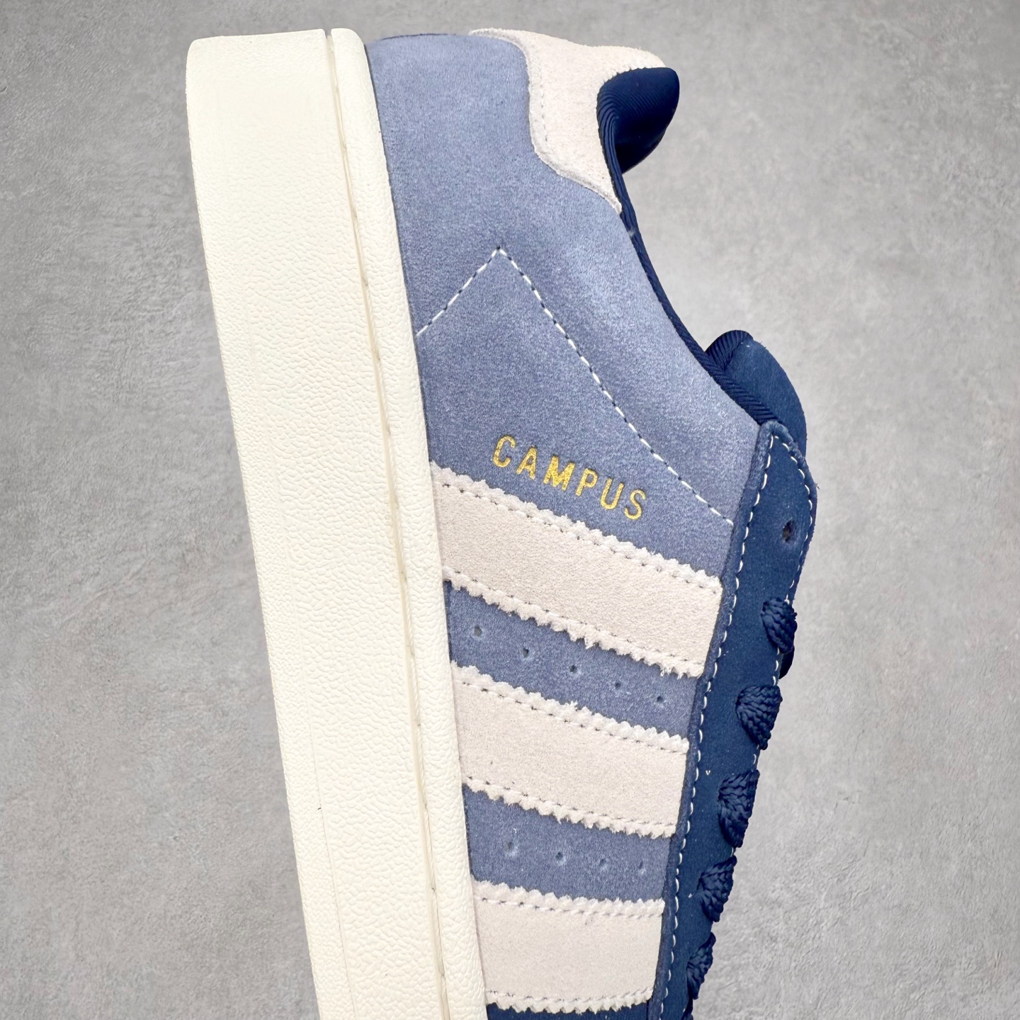 图片[6]-＃C版纯原 AD Originals Campus 00s 学院系列面包风经典复古低帮百搭休闲运动板鞋 原鞋开发 正确版型 市面唯一全鞋采用原厂头层SD皮料 正确宽版鞋盒 清洁度完美 诠释最高工艺 这次 Originals 选择了以经典复古鞋型 Campus 为蓝本打造全新面包鞋 这款鞋型联名不断 冠希当年对它更是钟爱有加 论牌面丝毫不输贝壳头、Forum 等大热鞋型 这次 Campus 一改 80 年代的瘦长造型 鞋舌、鞋身、鞋底甚至细节都变大了 营造出千禧年前后流行的面包鞋宽大廓形 因此鞋名改为 Campus 00s 鞋身采用绒面皮料搭配白色常规皮革 质感上还是延续了经典 Campus 的设计 鞋舌填充更加饱满 让鞋款整体看起来更加圆润 搭配上这款浅蓝配色 「蓝胖子」造型真的很可爱 鞋舌还加入了与以往 Campus 不同的全新三叶草 Logo 令造型更具千禧气息 鞋带也采用了加宽的设计 如果你不喜欢 这次还附送了传统鞋带可以替换 鞋底采用了米黄做旧设计 凸显鞋款的复古年代感 除了清新可人的浅蓝配色 还有一款酷灰配色 造型更加硬朗复古 而且相比浅蓝配色更加耐脏 尺码：36 36⅔ 37⅓ 38 38⅔ 39⅓ 40 40⅔ 41⅓ 42 42⅔ 43⅓ 44 44 ⅓ 45-选品中心