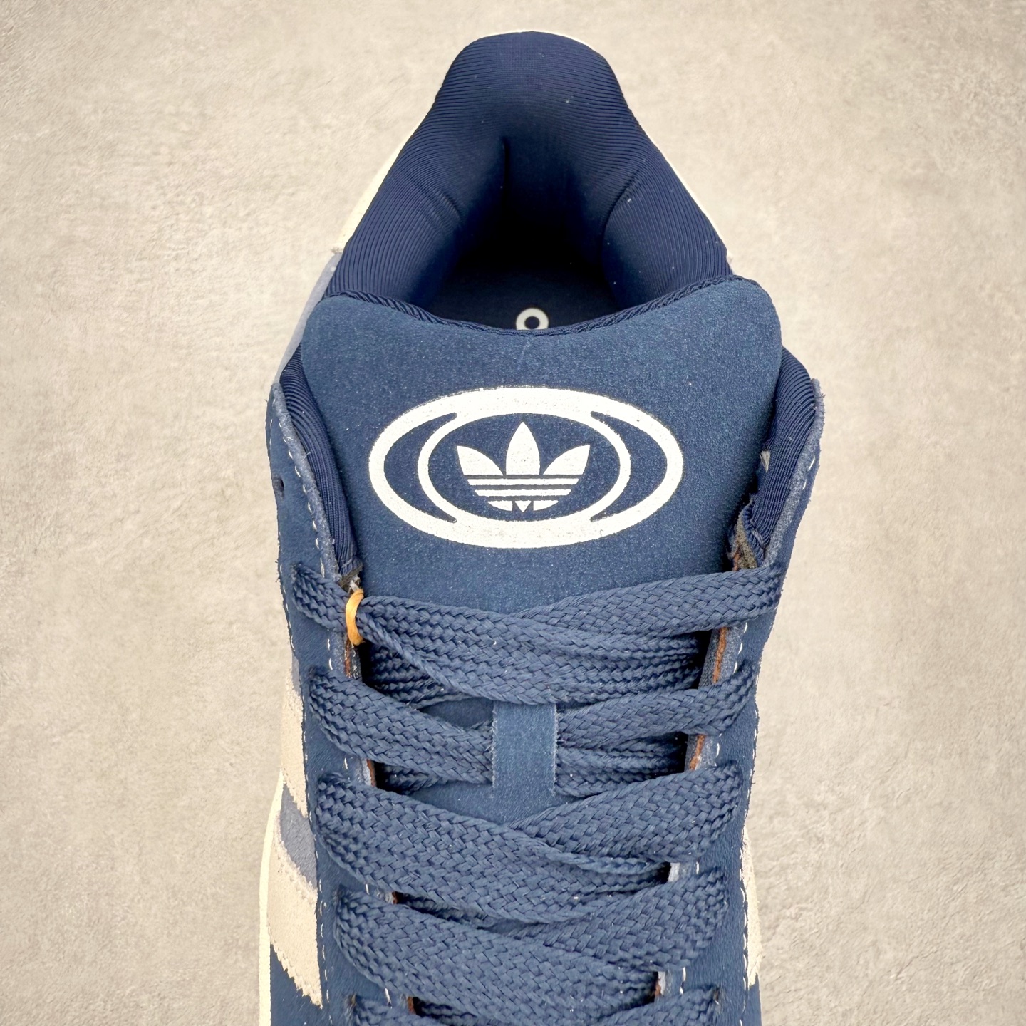 图片[5]-＃C版纯原 AD Originals Campus 00s 学院系列面包风经典复古低帮百搭休闲运动板鞋 原鞋开发 正确版型 市面唯一全鞋采用原厂头层SD皮料 正确宽版鞋盒 清洁度完美 诠释最高工艺 这次 Originals 选择了以经典复古鞋型 Campus 为蓝本打造全新面包鞋 这款鞋型联名不断 冠希当年对它更是钟爱有加 论牌面丝毫不输贝壳头、Forum 等大热鞋型 这次 Campus 一改 80 年代的瘦长造型 鞋舌、鞋身、鞋底甚至细节都变大了 营造出千禧年前后流行的面包鞋宽大廓形 因此鞋名改为 Campus 00s 鞋身采用绒面皮料搭配白色常规皮革 质感上还是延续了经典 Campus 的设计 鞋舌填充更加饱满 让鞋款整体看起来更加圆润 搭配上这款浅蓝配色 「蓝胖子」造型真的很可爱 鞋舌还加入了与以往 Campus 不同的全新三叶草 Logo 令造型更具千禧气息 鞋带也采用了加宽的设计 如果你不喜欢 这次还附送了传统鞋带可以替换 鞋底采用了米黄做旧设计 凸显鞋款的复古年代感 除了清新可人的浅蓝配色 还有一款酷灰配色 造型更加硬朗复古 而且相比浅蓝配色更加耐脏 尺码：36 36⅔ 37⅓ 38 38⅔ 39⅓ 40 40⅔ 41⅓ 42 42⅔ 43⅓ 44 44 ⅓ 45-选品中心