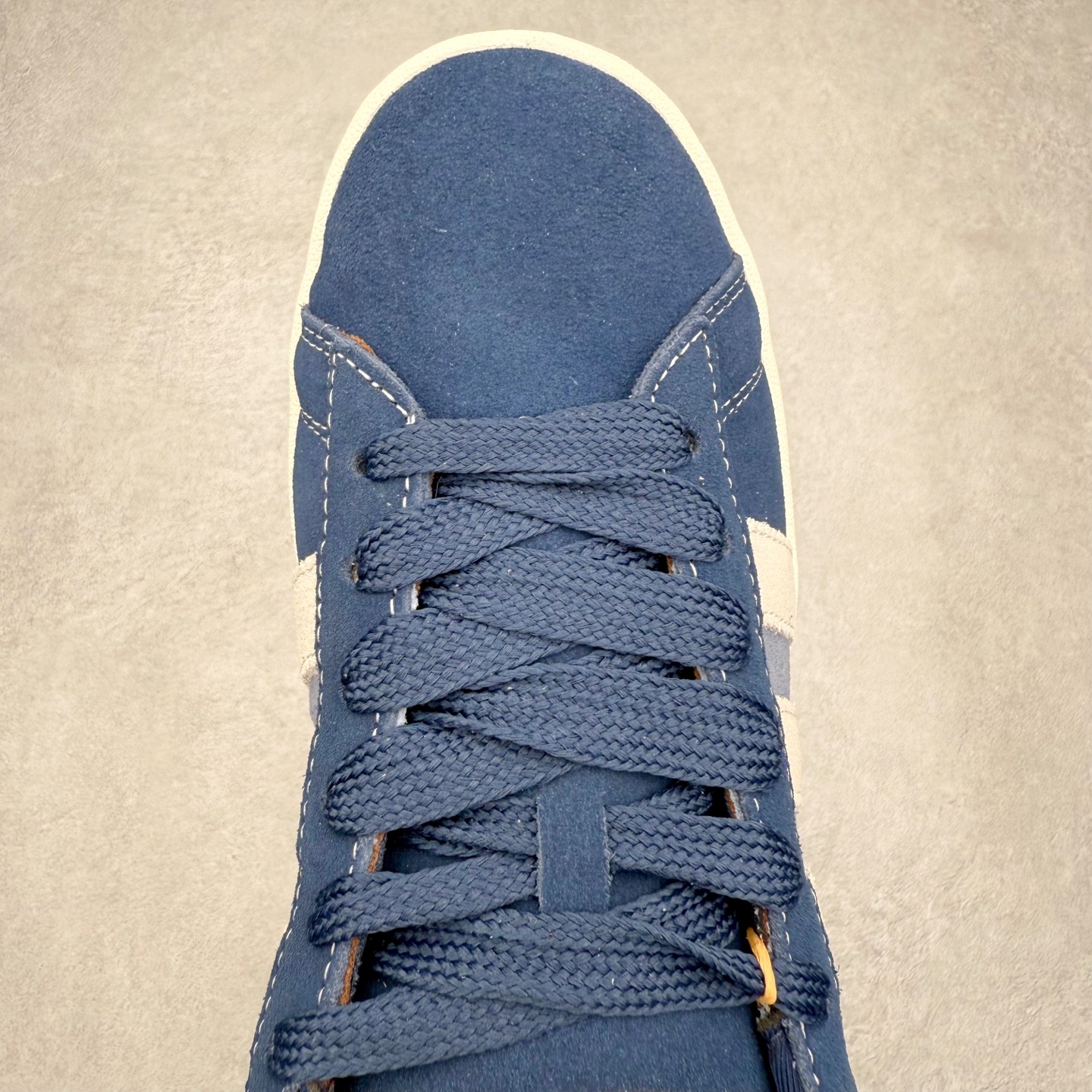 图片[4]-＃C版纯原 AD Originals Campus 00s 学院系列面包风经典复古低帮百搭休闲运动板鞋 原鞋开发 正确版型 市面唯一全鞋采用原厂头层SD皮料 正确宽版鞋盒 清洁度完美 诠释最高工艺 这次 Originals 选择了以经典复古鞋型 Campus 为蓝本打造全新面包鞋 这款鞋型联名不断 冠希当年对它更是钟爱有加 论牌面丝毫不输贝壳头、Forum 等大热鞋型 这次 Campus 一改 80 年代的瘦长造型 鞋舌、鞋身、鞋底甚至细节都变大了 营造出千禧年前后流行的面包鞋宽大廓形 因此鞋名改为 Campus 00s 鞋身采用绒面皮料搭配白色常规皮革 质感上还是延续了经典 Campus 的设计 鞋舌填充更加饱满 让鞋款整体看起来更加圆润 搭配上这款浅蓝配色 「蓝胖子」造型真的很可爱 鞋舌还加入了与以往 Campus 不同的全新三叶草 Logo 令造型更具千禧气息 鞋带也采用了加宽的设计 如果你不喜欢 这次还附送了传统鞋带可以替换 鞋底采用了米黄做旧设计 凸显鞋款的复古年代感 除了清新可人的浅蓝配色 还有一款酷灰配色 造型更加硬朗复古 而且相比浅蓝配色更加耐脏 尺码：36 36⅔ 37⅓ 38 38⅔ 39⅓ 40 40⅔ 41⅓ 42 42⅔ 43⅓ 44 44 ⅓ 45-选品中心