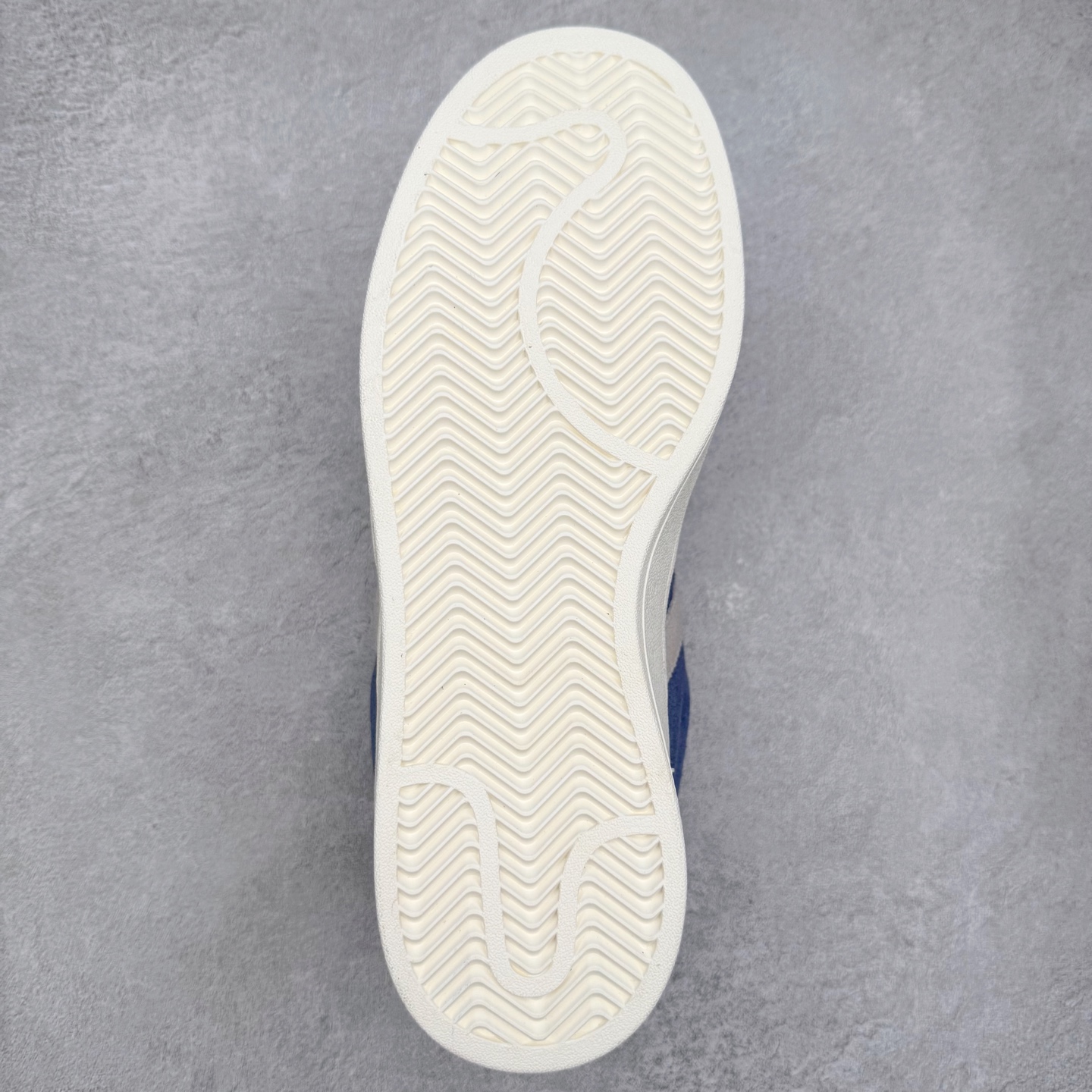 图片[9]-＃C版纯原 AD Originals Campus 00s 学院系列面包风经典复古低帮百搭休闲运动板鞋 原鞋开发 正确版型 市面唯一全鞋采用原厂头层SD皮料 正确宽版鞋盒 清洁度完美 诠释最高工艺 这次 Originals 选择了以经典复古鞋型 Campus 为蓝本打造全新面包鞋 这款鞋型联名不断 冠希当年对它更是钟爱有加 论牌面丝毫不输贝壳头、Forum 等大热鞋型 这次 Campus 一改 80 年代的瘦长造型 鞋舌、鞋身、鞋底甚至细节都变大了 营造出千禧年前后流行的面包鞋宽大廓形 因此鞋名改为 Campus 00s 鞋身采用绒面皮料搭配白色常规皮革 质感上还是延续了经典 Campus 的设计 鞋舌填充更加饱满 让鞋款整体看起来更加圆润 搭配上这款浅蓝配色 「蓝胖子」造型真的很可爱 鞋舌还加入了与以往 Campus 不同的全新三叶草 Logo 令造型更具千禧气息 鞋带也采用了加宽的设计 如果你不喜欢 这次还附送了传统鞋带可以替换 鞋底采用了米黄做旧设计 凸显鞋款的复古年代感 除了清新可人的浅蓝配色 还有一款酷灰配色 造型更加硬朗复古 而且相比浅蓝配色更加耐脏 尺码：36 36⅔ 37⅓ 38 38⅔ 39⅓ 40 40⅔ 41⅓ 42 42⅔ 43⅓ 44 44 ⅓ 45-选品中心