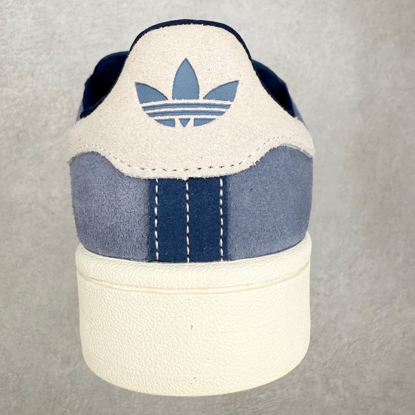 图片[8]-＃C版纯原 AD Originals Campus 00s 学院系列面包风经典复古低帮百搭休闲运动板鞋 原鞋开发 正确版型 市面唯一全鞋采用原厂头层SD皮料 正确宽版鞋盒 清洁度完美 诠释最高工艺 这次 Originals 选择了以经典复古鞋型 Campus 为蓝本打造全新面包鞋 这款鞋型联名不断 冠希当年对它更是钟爱有加 论牌面丝毫不输贝壳头、Forum 等大热鞋型 这次 Campus 一改 80 年代的瘦长造型 鞋舌、鞋身、鞋底甚至细节都变大了 营造出千禧年前后流行的面包鞋宽大廓形 因此鞋名改为 Campus 00s 鞋身采用绒面皮料搭配白色常规皮革 质感上还是延续了经典 Campus 的设计 鞋舌填充更加饱满 让鞋款整体看起来更加圆润 搭配上这款浅蓝配色 「蓝胖子」造型真的很可爱 鞋舌还加入了与以往 Campus 不同的全新三叶草 Logo 令造型更具千禧气息 鞋带也采用了加宽的设计 如果你不喜欢 这次还附送了传统鞋带可以替换 鞋底采用了米黄做旧设计 凸显鞋款的复古年代感 除了清新可人的浅蓝配色 还有一款酷灰配色 造型更加硬朗复古 而且相比浅蓝配色更加耐脏 尺码：36 36⅔ 37⅓ 38 38⅔ 39⅓ 40 40⅔ 41⅓ 42 42⅔ 43⅓ 44 44 ⅓ 45-选品中心