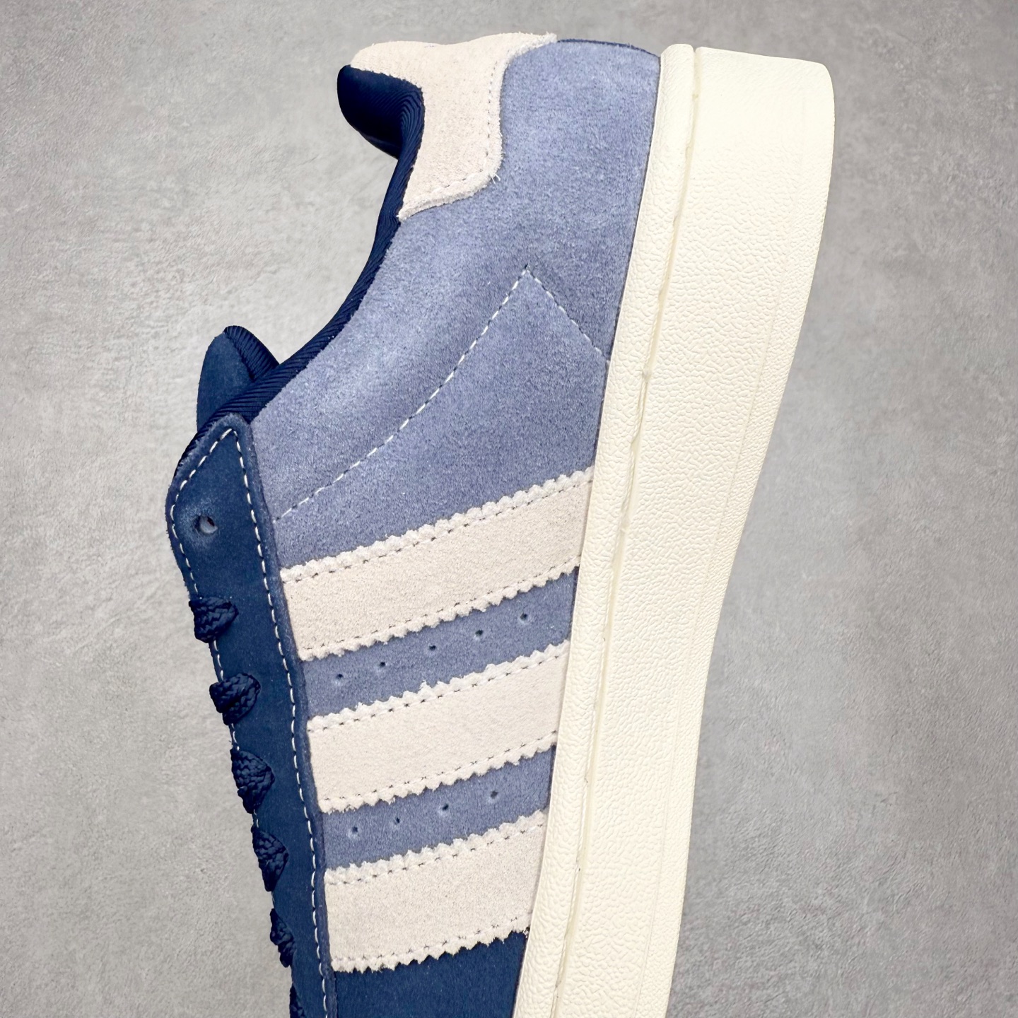 图片[7]-＃C版纯原 AD Originals Campus 00s 学院系列面包风经典复古低帮百搭休闲运动板鞋 原鞋开发 正确版型 市面唯一全鞋采用原厂头层SD皮料 正确宽版鞋盒 清洁度完美 诠释最高工艺 这次 Originals 选择了以经典复古鞋型 Campus 为蓝本打造全新面包鞋 这款鞋型联名不断 冠希当年对它更是钟爱有加 论牌面丝毫不输贝壳头、Forum 等大热鞋型 这次 Campus 一改 80 年代的瘦长造型 鞋舌、鞋身、鞋底甚至细节都变大了 营造出千禧年前后流行的面包鞋宽大廓形 因此鞋名改为 Campus 00s 鞋身采用绒面皮料搭配白色常规皮革 质感上还是延续了经典 Campus 的设计 鞋舌填充更加饱满 让鞋款整体看起来更加圆润 搭配上这款浅蓝配色 「蓝胖子」造型真的很可爱 鞋舌还加入了与以往 Campus 不同的全新三叶草 Logo 令造型更具千禧气息 鞋带也采用了加宽的设计 如果你不喜欢 这次还附送了传统鞋带可以替换 鞋底采用了米黄做旧设计 凸显鞋款的复古年代感 除了清新可人的浅蓝配色 还有一款酷灰配色 造型更加硬朗复古 而且相比浅蓝配色更加耐脏 尺码：36 36⅔ 37⅓ 38 38⅔ 39⅓ 40 40⅔ 41⅓ 42 42⅔ 43⅓ 44 44 ⅓ 45-选品中心