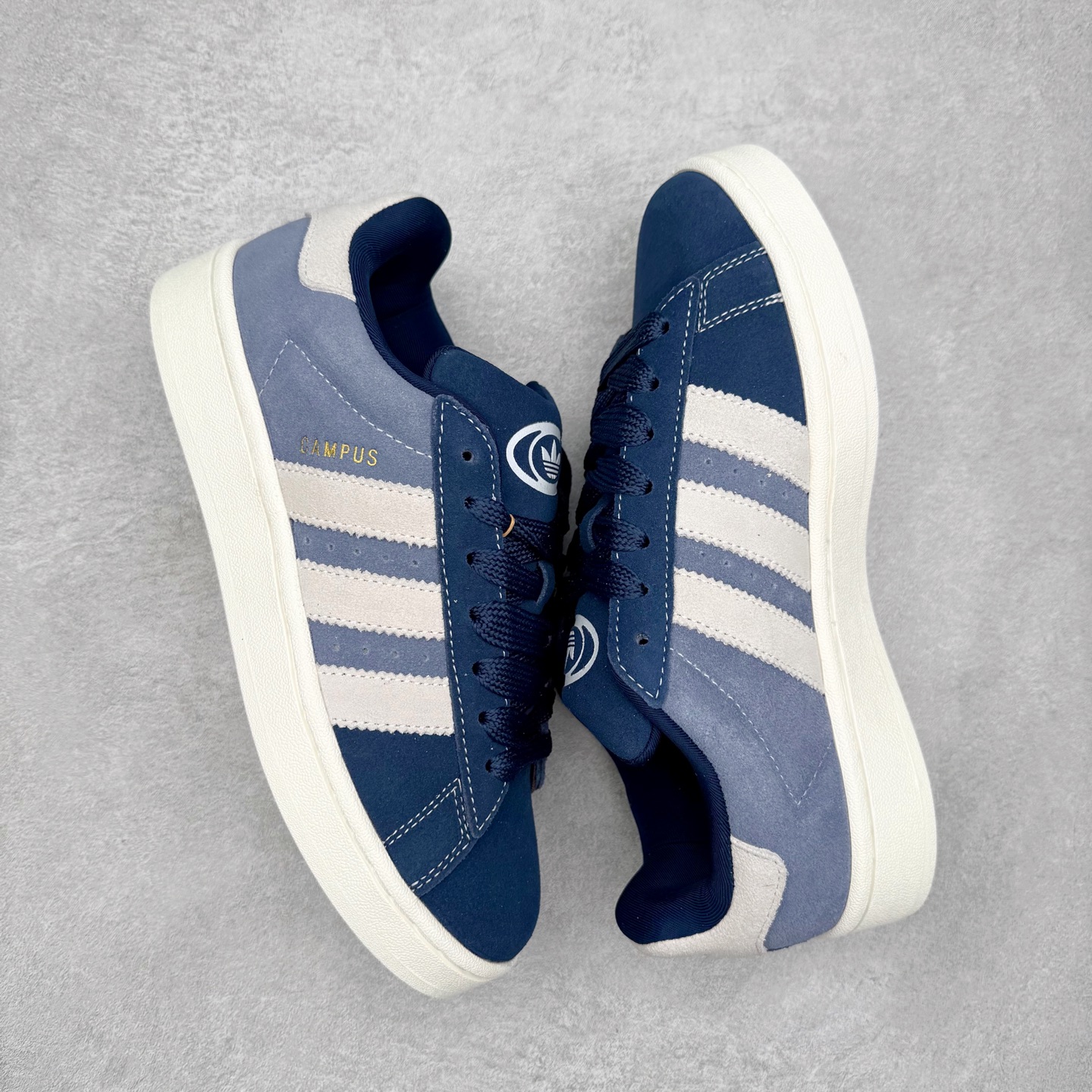 图片[3]-＃C版纯原 AD Originals Campus 00s 学院系列面包风经典复古低帮百搭休闲运动板鞋 原鞋开发 正确版型 市面唯一全鞋采用原厂头层SD皮料 正确宽版鞋盒 清洁度完美 诠释最高工艺 这次 Originals 选择了以经典复古鞋型 Campus 为蓝本打造全新面包鞋 这款鞋型联名不断 冠希当年对它更是钟爱有加 论牌面丝毫不输贝壳头、Forum 等大热鞋型 这次 Campus 一改 80 年代的瘦长造型 鞋舌、鞋身、鞋底甚至细节都变大了 营造出千禧年前后流行的面包鞋宽大廓形 因此鞋名改为 Campus 00s 鞋身采用绒面皮料搭配白色常规皮革 质感上还是延续了经典 Campus 的设计 鞋舌填充更加饱满 让鞋款整体看起来更加圆润 搭配上这款浅蓝配色 「蓝胖子」造型真的很可爱 鞋舌还加入了与以往 Campus 不同的全新三叶草 Logo 令造型更具千禧气息 鞋带也采用了加宽的设计 如果你不喜欢 这次还附送了传统鞋带可以替换 鞋底采用了米黄做旧设计 凸显鞋款的复古年代感 除了清新可人的浅蓝配色 还有一款酷灰配色 造型更加硬朗复古 而且相比浅蓝配色更加耐脏 尺码：36 36⅔ 37⅓ 38 38⅔ 39⅓ 40 40⅔ 41⅓ 42 42⅔ 43⅓ 44 44 ⅓ 45-选品中心