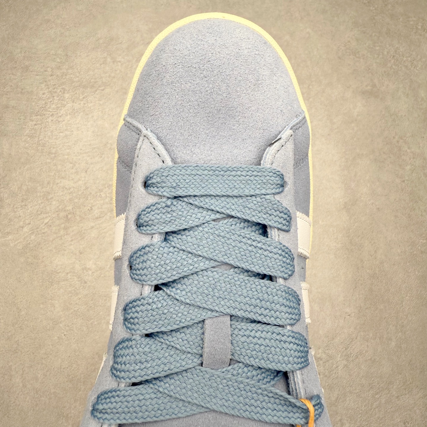 图片[4]-＃C版纯原 AD Originals Campus 00s 学院系列面包风经典复古低帮百搭休闲运动板鞋 原鞋开发 正确版型 市面唯一全鞋采用原厂头层SD皮料 正确宽版鞋盒 清洁度完美 诠释最高工艺 这次 Originals 选择了以经典复古鞋型 Campus 为蓝本打造全新面包鞋 这款鞋型联名不断 冠希当年对它更是钟爱有加 论牌面丝毫不输贝壳头、Forum 等大热鞋型 这次 Campus 一改 80 年代的瘦长造型 鞋舌、鞋身、鞋底甚至细节都变大了 营造出千禧年前后流行的面包鞋宽大廓形 因此鞋名改为 Campus 00s 鞋身采用绒面皮料搭配白色常规皮革 质感上还是延续了经典 Campus 的设计 鞋舌填充更加饱满 让鞋款整体看起来更加圆润 搭配上这款浅蓝配色 「蓝胖子」造型真的很可爱 鞋舌还加入了与以往 Campus 不同的全新三叶草 Logo 令造型更具千禧气息 鞋带也采用了加宽的设计 如果你不喜欢 这次还附送了传统鞋带可以替换 鞋底采用了米黄做旧设计 凸显鞋款的复古年代感 除了清新可人的浅蓝配色 还有一款酷灰配色 造型更加硬朗复古 而且相比浅蓝配色更加耐脏 尺码：36 36⅔ 37⅓ 38 38⅔ 39⅓ 40 40⅔ 41⅓ 42 42⅔ 43⅓ 44 44 ⅓ 45-选品中心