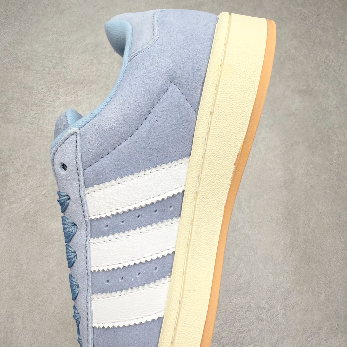 图片[7]-＃C版纯原 AD Originals Campus 00s 学院系列面包风经典复古低帮百搭休闲运动板鞋 原鞋开发 正确版型 市面唯一全鞋采用原厂头层SD皮料 正确宽版鞋盒 清洁度完美 诠释最高工艺 这次 Originals 选择了以经典复古鞋型 Campus 为蓝本打造全新面包鞋 这款鞋型联名不断 冠希当年对它更是钟爱有加 论牌面丝毫不输贝壳头、Forum 等大热鞋型 这次 Campus 一改 80 年代的瘦长造型 鞋舌、鞋身、鞋底甚至细节都变大了 营造出千禧年前后流行的面包鞋宽大廓形 因此鞋名改为 Campus 00s 鞋身采用绒面皮料搭配白色常规皮革 质感上还是延续了经典 Campus 的设计 鞋舌填充更加饱满 让鞋款整体看起来更加圆润 搭配上这款浅蓝配色 「蓝胖子」造型真的很可爱 鞋舌还加入了与以往 Campus 不同的全新三叶草 Logo 令造型更具千禧气息 鞋带也采用了加宽的设计 如果你不喜欢 这次还附送了传统鞋带可以替换 鞋底采用了米黄做旧设计 凸显鞋款的复古年代感 除了清新可人的浅蓝配色 还有一款酷灰配色 造型更加硬朗复古 而且相比浅蓝配色更加耐脏 尺码：36 36⅔ 37⅓ 38 38⅔ 39⅓ 40 40⅔ 41⅓ 42 42⅔ 43⅓ 44 44 ⅓ 45-选品中心