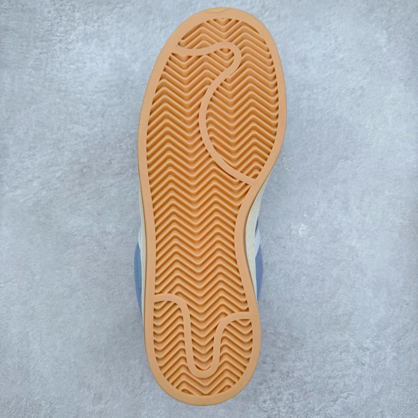 图片[9]-＃C版纯原 AD Originals Campus 00s 学院系列面包风经典复古低帮百搭休闲运动板鞋 原鞋开发 正确版型 市面唯一全鞋采用原厂头层SD皮料 正确宽版鞋盒 清洁度完美 诠释最高工艺 这次 Originals 选择了以经典复古鞋型 Campus 为蓝本打造全新面包鞋 这款鞋型联名不断 冠希当年对它更是钟爱有加 论牌面丝毫不输贝壳头、Forum 等大热鞋型 这次 Campus 一改 80 年代的瘦长造型 鞋舌、鞋身、鞋底甚至细节都变大了 营造出千禧年前后流行的面包鞋宽大廓形 因此鞋名改为 Campus 00s 鞋身采用绒面皮料搭配白色常规皮革 质感上还是延续了经典 Campus 的设计 鞋舌填充更加饱满 让鞋款整体看起来更加圆润 搭配上这款浅蓝配色 「蓝胖子」造型真的很可爱 鞋舌还加入了与以往 Campus 不同的全新三叶草 Logo 令造型更具千禧气息 鞋带也采用了加宽的设计 如果你不喜欢 这次还附送了传统鞋带可以替换 鞋底采用了米黄做旧设计 凸显鞋款的复古年代感 除了清新可人的浅蓝配色 还有一款酷灰配色 造型更加硬朗复古 而且相比浅蓝配色更加耐脏 尺码：36 36⅔ 37⅓ 38 38⅔ 39⅓ 40 40⅔ 41⅓ 42 42⅔ 43⅓ 44 44 ⅓ 45-选品中心