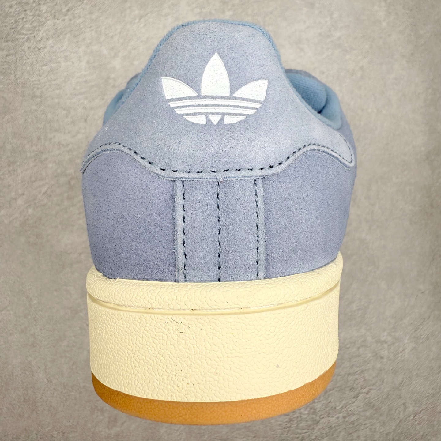 图片[8]-＃C版纯原 AD Originals Campus 00s 学院系列面包风经典复古低帮百搭休闲运动板鞋 原鞋开发 正确版型 市面唯一全鞋采用原厂头层SD皮料 正确宽版鞋盒 清洁度完美 诠释最高工艺 这次 Originals 选择了以经典复古鞋型 Campus 为蓝本打造全新面包鞋 这款鞋型联名不断 冠希当年对它更是钟爱有加 论牌面丝毫不输贝壳头、Forum 等大热鞋型 这次 Campus 一改 80 年代的瘦长造型 鞋舌、鞋身、鞋底甚至细节都变大了 营造出千禧年前后流行的面包鞋宽大廓形 因此鞋名改为 Campus 00s 鞋身采用绒面皮料搭配白色常规皮革 质感上还是延续了经典 Campus 的设计 鞋舌填充更加饱满 让鞋款整体看起来更加圆润 搭配上这款浅蓝配色 「蓝胖子」造型真的很可爱 鞋舌还加入了与以往 Campus 不同的全新三叶草 Logo 令造型更具千禧气息 鞋带也采用了加宽的设计 如果你不喜欢 这次还附送了传统鞋带可以替换 鞋底采用了米黄做旧设计 凸显鞋款的复古年代感 除了清新可人的浅蓝配色 还有一款酷灰配色 造型更加硬朗复古 而且相比浅蓝配色更加耐脏 尺码：36 36⅔ 37⅓ 38 38⅔ 39⅓ 40 40⅔ 41⅓ 42 42⅔ 43⅓ 44 44 ⅓ 45-选品中心