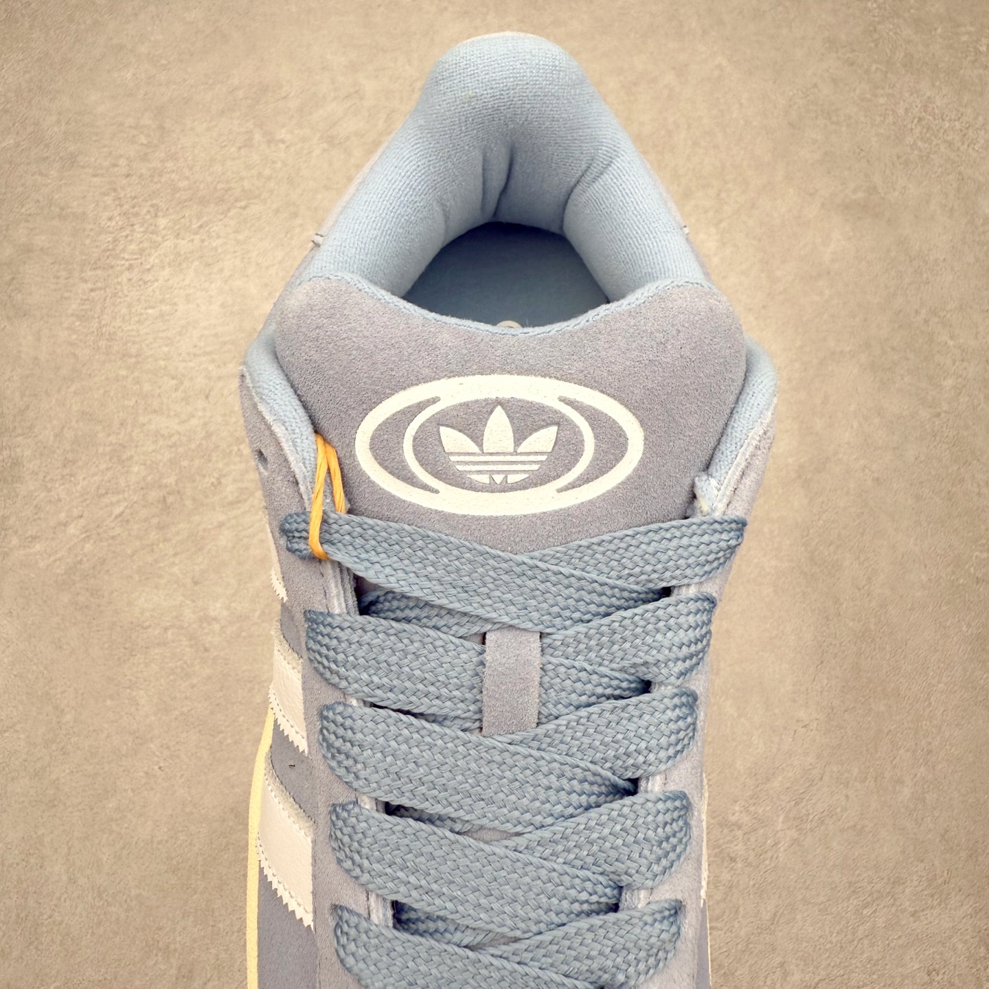 图片[5]-＃C版纯原 AD Originals Campus 00s 学院系列面包风经典复古低帮百搭休闲运动板鞋 原鞋开发 正确版型 市面唯一全鞋采用原厂头层SD皮料 正确宽版鞋盒 清洁度完美 诠释最高工艺 这次 Originals 选择了以经典复古鞋型 Campus 为蓝本打造全新面包鞋 这款鞋型联名不断 冠希当年对它更是钟爱有加 论牌面丝毫不输贝壳头、Forum 等大热鞋型 这次 Campus 一改 80 年代的瘦长造型 鞋舌、鞋身、鞋底甚至细节都变大了 营造出千禧年前后流行的面包鞋宽大廓形 因此鞋名改为 Campus 00s 鞋身采用绒面皮料搭配白色常规皮革 质感上还是延续了经典 Campus 的设计 鞋舌填充更加饱满 让鞋款整体看起来更加圆润 搭配上这款浅蓝配色 「蓝胖子」造型真的很可爱 鞋舌还加入了与以往 Campus 不同的全新三叶草 Logo 令造型更具千禧气息 鞋带也采用了加宽的设计 如果你不喜欢 这次还附送了传统鞋带可以替换 鞋底采用了米黄做旧设计 凸显鞋款的复古年代感 除了清新可人的浅蓝配色 还有一款酷灰配色 造型更加硬朗复古 而且相比浅蓝配色更加耐脏 尺码：36 36⅔ 37⅓ 38 38⅔ 39⅓ 40 40⅔ 41⅓ 42 42⅔ 43⅓ 44 44 ⅓ 45-选品中心