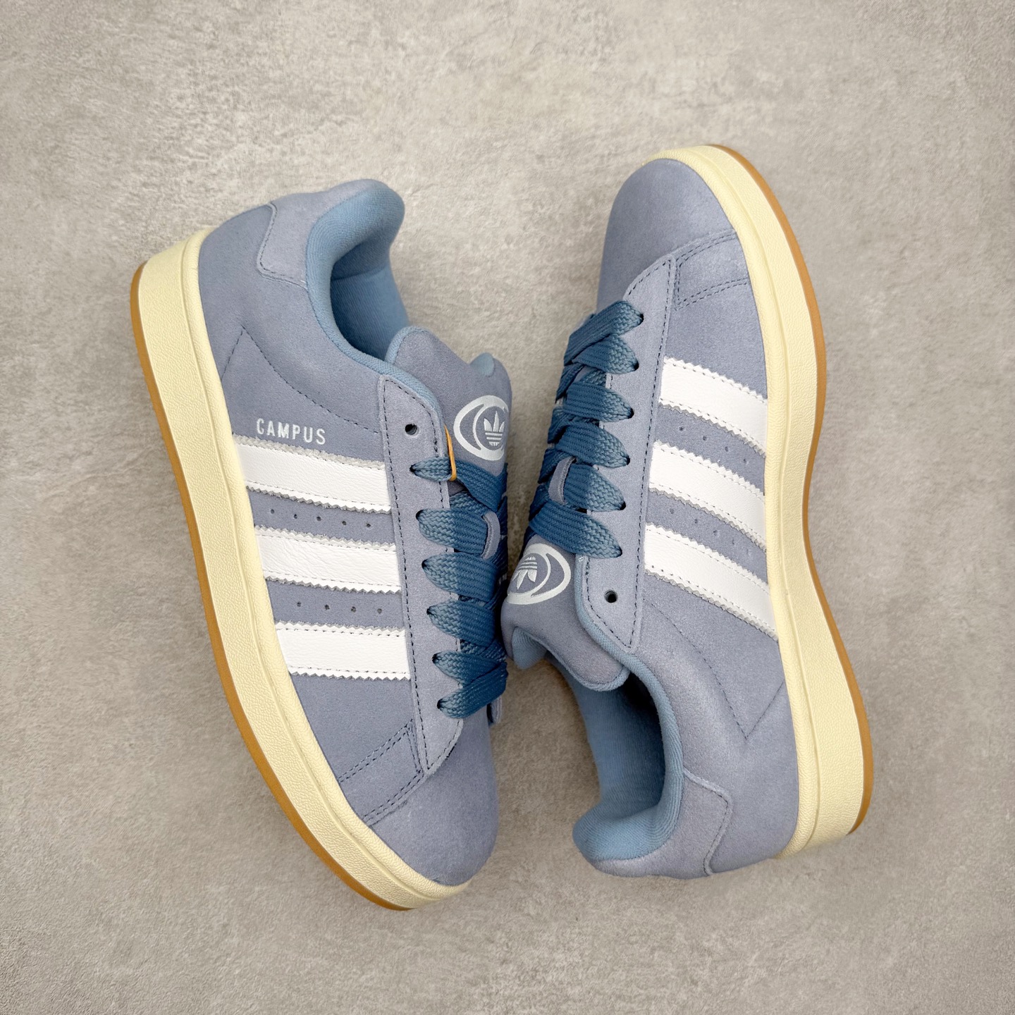 图片[3]-＃C版纯原 AD Originals Campus 00s 学院系列面包风经典复古低帮百搭休闲运动板鞋 原鞋开发 正确版型 市面唯一全鞋采用原厂头层SD皮料 正确宽版鞋盒 清洁度完美 诠释最高工艺 这次 Originals 选择了以经典复古鞋型 Campus 为蓝本打造全新面包鞋 这款鞋型联名不断 冠希当年对它更是钟爱有加 论牌面丝毫不输贝壳头、Forum 等大热鞋型 这次 Campus 一改 80 年代的瘦长造型 鞋舌、鞋身、鞋底甚至细节都变大了 营造出千禧年前后流行的面包鞋宽大廓形 因此鞋名改为 Campus 00s 鞋身采用绒面皮料搭配白色常规皮革 质感上还是延续了经典 Campus 的设计 鞋舌填充更加饱满 让鞋款整体看起来更加圆润 搭配上这款浅蓝配色 「蓝胖子」造型真的很可爱 鞋舌还加入了与以往 Campus 不同的全新三叶草 Logo 令造型更具千禧气息 鞋带也采用了加宽的设计 如果你不喜欢 这次还附送了传统鞋带可以替换 鞋底采用了米黄做旧设计 凸显鞋款的复古年代感 除了清新可人的浅蓝配色 还有一款酷灰配色 造型更加硬朗复古 而且相比浅蓝配色更加耐脏 尺码：36 36⅔ 37⅓ 38 38⅔ 39⅓ 40 40⅔ 41⅓ 42 42⅔ 43⅓ 44 44 ⅓ 45-选品中心