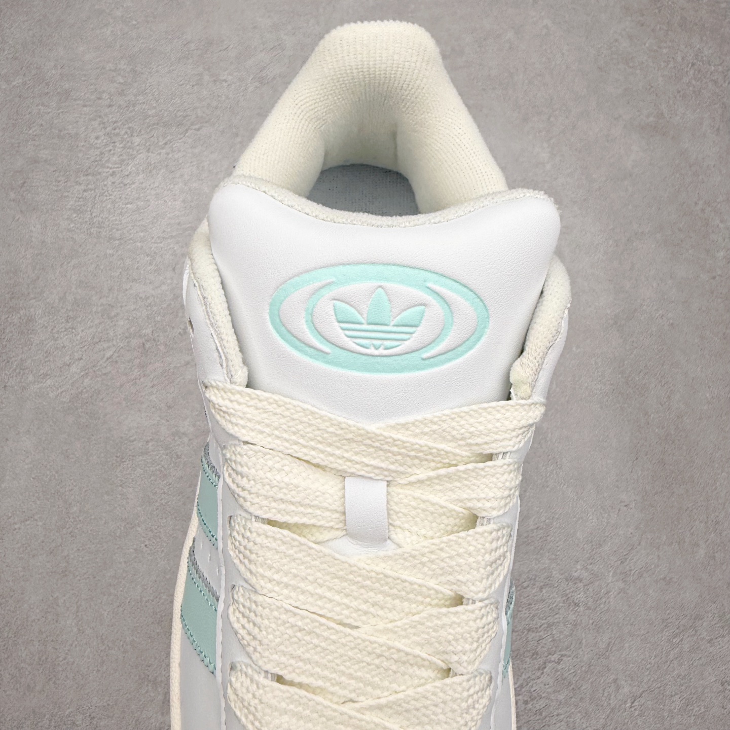 图片[5]-＃C版纯原 AD Originals Campus 00s 学院系列面包风经典复古低帮百搭休闲运动板鞋 原鞋开发 正确版型 市面唯一全鞋采用原厂头层SD皮料 正确宽版鞋盒 清洁度完美 诠释最高工艺 这次 Originals 选择了以经典复古鞋型 Campus 为蓝本打造全新面包鞋 这款鞋型联名不断 冠希当年对它更是钟爱有加 论牌面丝毫不输贝壳头、Forum 等大热鞋型 这次 Campus 一改 80 年代的瘦长造型 鞋舌、鞋身、鞋底甚至细节都变大了 营造出千禧年前后流行的面包鞋宽大廓形 因此鞋名改为 Campus 00s 鞋身采用绒面皮料搭配白色常规皮革 质感上还是延续了经典 Campus 的设计 鞋舌填充更加饱满 让鞋款整体看起来更加圆润 搭配上这款浅蓝配色 「蓝胖子」造型真的很可爱 鞋舌还加入了与以往 Campus 不同的全新三叶草 Logo 令造型更具千禧气息 鞋带也采用了加宽的设计 如果你不喜欢 这次还附送了传统鞋带可以替换 鞋底采用了米黄做旧设计 凸显鞋款的复古年代感 除了清新可人的浅蓝配色 还有一款酷灰配色 造型更加硬朗复古 而且相比浅蓝配色更加耐脏 尺码：36 36⅔ 37⅓ 38 38⅔ 39⅓ 40 40⅔ 41⅓ 42 42⅔ 43⅓ 44 44 ⅓ 45-选品中心