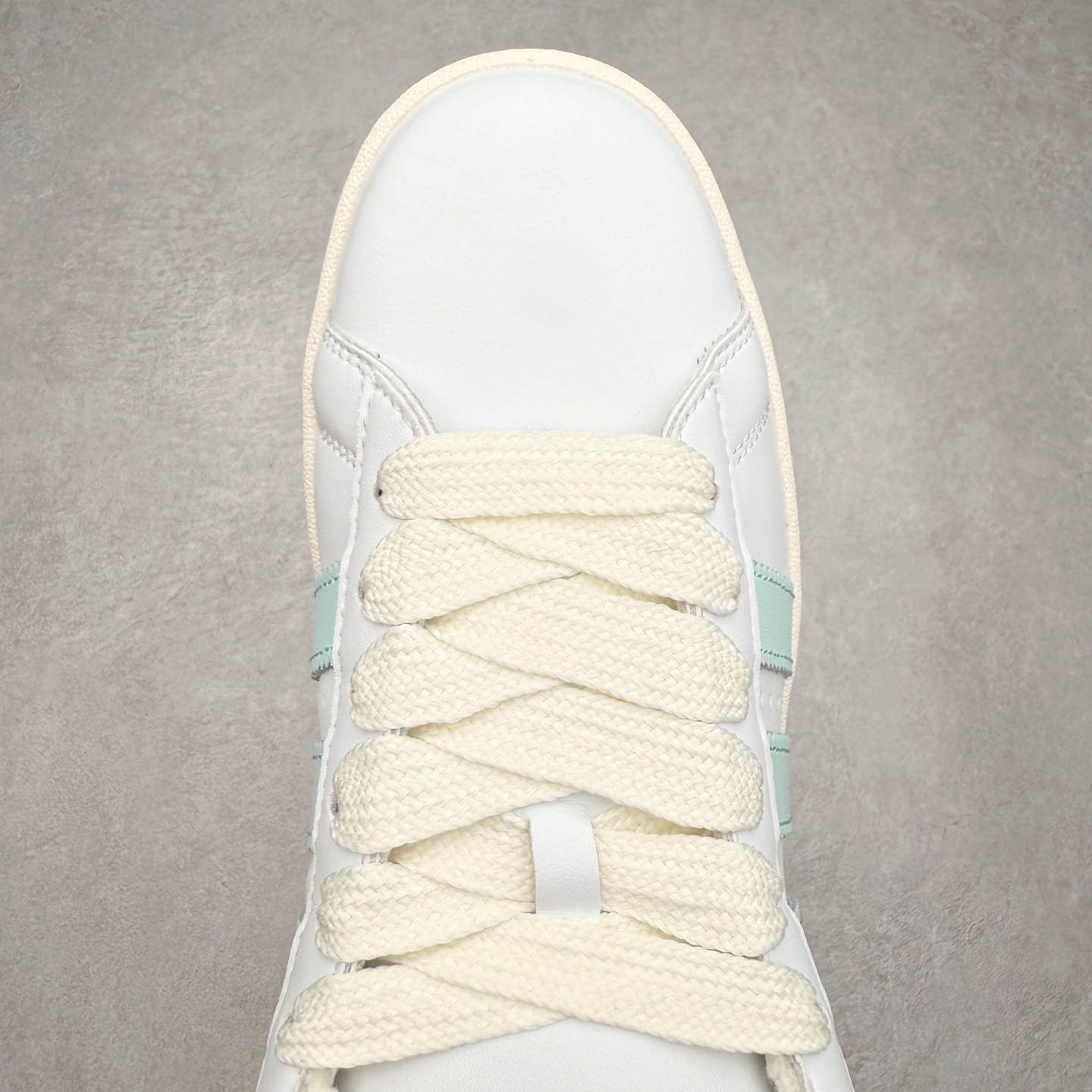 图片[4]-＃C版纯原 AD Originals Campus 00s 学院系列面包风经典复古低帮百搭休闲运动板鞋 原鞋开发 正确版型 市面唯一全鞋采用原厂头层SD皮料 正确宽版鞋盒 清洁度完美 诠释最高工艺 这次 Originals 选择了以经典复古鞋型 Campus 为蓝本打造全新面包鞋 这款鞋型联名不断 冠希当年对它更是钟爱有加 论牌面丝毫不输贝壳头、Forum 等大热鞋型 这次 Campus 一改 80 年代的瘦长造型 鞋舌、鞋身、鞋底甚至细节都变大了 营造出千禧年前后流行的面包鞋宽大廓形 因此鞋名改为 Campus 00s 鞋身采用绒面皮料搭配白色常规皮革 质感上还是延续了经典 Campus 的设计 鞋舌填充更加饱满 让鞋款整体看起来更加圆润 搭配上这款浅蓝配色 「蓝胖子」造型真的很可爱 鞋舌还加入了与以往 Campus 不同的全新三叶草 Logo 令造型更具千禧气息 鞋带也采用了加宽的设计 如果你不喜欢 这次还附送了传统鞋带可以替换 鞋底采用了米黄做旧设计 凸显鞋款的复古年代感 除了清新可人的浅蓝配色 还有一款酷灰配色 造型更加硬朗复古 而且相比浅蓝配色更加耐脏 尺码：36 36⅔ 37⅓ 38 38⅔ 39⅓ 40 40⅔ 41⅓ 42 42⅔ 43⅓ 44 44 ⅓ 45-选品中心