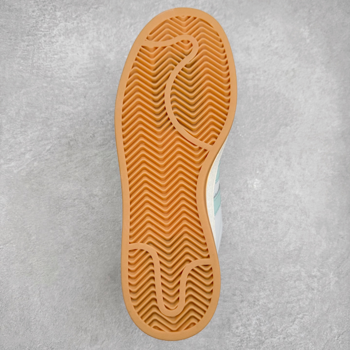 图片[9]-＃C版纯原 AD Originals Campus 00s 学院系列面包风经典复古低帮百搭休闲运动板鞋 原鞋开发 正确版型 市面唯一全鞋采用原厂头层SD皮料 正确宽版鞋盒 清洁度完美 诠释最高工艺 这次 Originals 选择了以经典复古鞋型 Campus 为蓝本打造全新面包鞋 这款鞋型联名不断 冠希当年对它更是钟爱有加 论牌面丝毫不输贝壳头、Forum 等大热鞋型 这次 Campus 一改 80 年代的瘦长造型 鞋舌、鞋身、鞋底甚至细节都变大了 营造出千禧年前后流行的面包鞋宽大廓形 因此鞋名改为 Campus 00s 鞋身采用绒面皮料搭配白色常规皮革 质感上还是延续了经典 Campus 的设计 鞋舌填充更加饱满 让鞋款整体看起来更加圆润 搭配上这款浅蓝配色 「蓝胖子」造型真的很可爱 鞋舌还加入了与以往 Campus 不同的全新三叶草 Logo 令造型更具千禧气息 鞋带也采用了加宽的设计 如果你不喜欢 这次还附送了传统鞋带可以替换 鞋底采用了米黄做旧设计 凸显鞋款的复古年代感 除了清新可人的浅蓝配色 还有一款酷灰配色 造型更加硬朗复古 而且相比浅蓝配色更加耐脏 尺码：36 36⅔ 37⅓ 38 38⅔ 39⅓ 40 40⅔ 41⅓ 42 42⅔ 43⅓ 44 44 ⅓ 45-选品中心