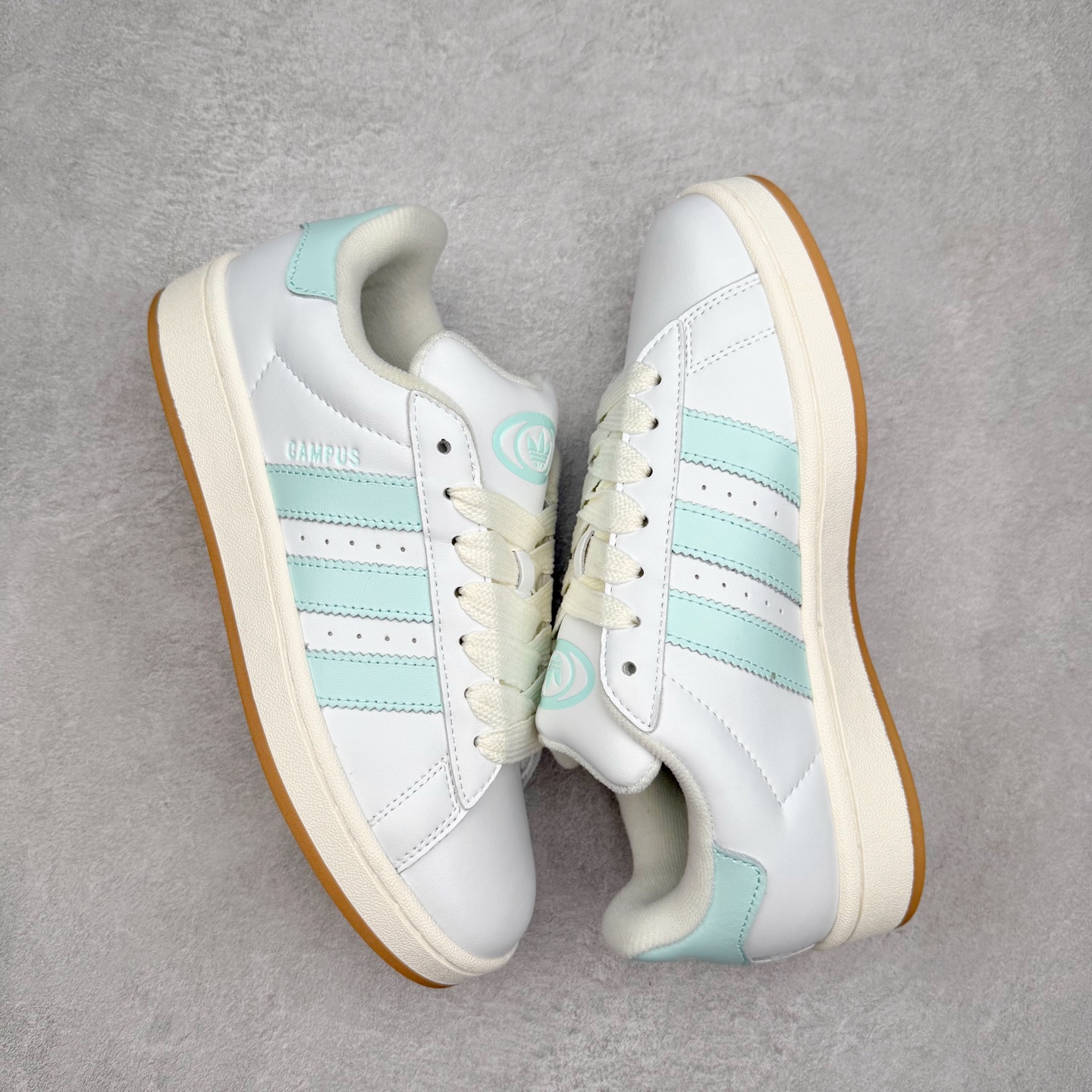 图片[3]-＃C版纯原 AD Originals Campus 00s 学院系列面包风经典复古低帮百搭休闲运动板鞋 原鞋开发 正确版型 市面唯一全鞋采用原厂头层SD皮料 正确宽版鞋盒 清洁度完美 诠释最高工艺 这次 Originals 选择了以经典复古鞋型 Campus 为蓝本打造全新面包鞋 这款鞋型联名不断 冠希当年对它更是钟爱有加 论牌面丝毫不输贝壳头、Forum 等大热鞋型 这次 Campus 一改 80 年代的瘦长造型 鞋舌、鞋身、鞋底甚至细节都变大了 营造出千禧年前后流行的面包鞋宽大廓形 因此鞋名改为 Campus 00s 鞋身采用绒面皮料搭配白色常规皮革 质感上还是延续了经典 Campus 的设计 鞋舌填充更加饱满 让鞋款整体看起来更加圆润 搭配上这款浅蓝配色 「蓝胖子」造型真的很可爱 鞋舌还加入了与以往 Campus 不同的全新三叶草 Logo 令造型更具千禧气息 鞋带也采用了加宽的设计 如果你不喜欢 这次还附送了传统鞋带可以替换 鞋底采用了米黄做旧设计 凸显鞋款的复古年代感 除了清新可人的浅蓝配色 还有一款酷灰配色 造型更加硬朗复古 而且相比浅蓝配色更加耐脏 尺码：36 36⅔ 37⅓ 38 38⅔ 39⅓ 40 40⅔ 41⅓ 42 42⅔ 43⅓ 44 44 ⅓ 45-选品中心