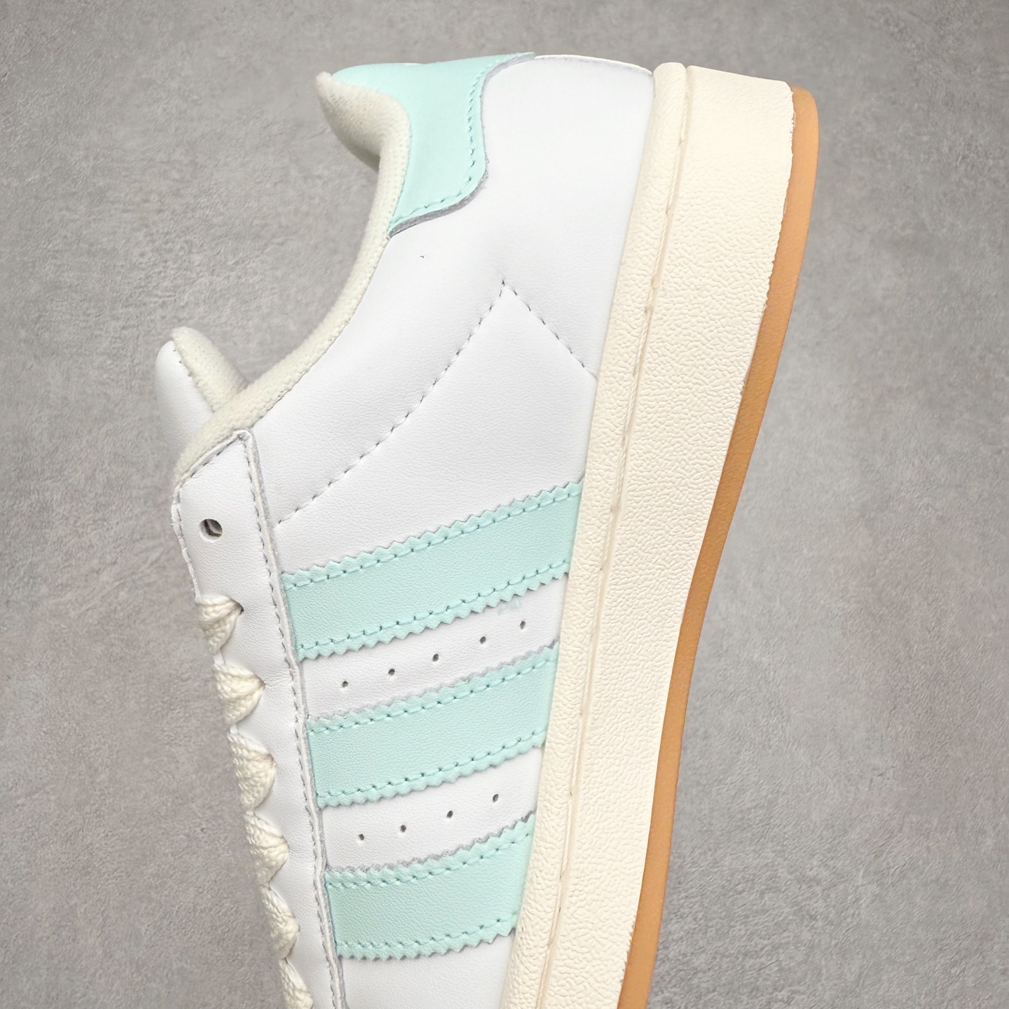 图片[7]-＃C版纯原 AD Originals Campus 00s 学院系列面包风经典复古低帮百搭休闲运动板鞋 原鞋开发 正确版型 市面唯一全鞋采用原厂头层SD皮料 正确宽版鞋盒 清洁度完美 诠释最高工艺 这次 Originals 选择了以经典复古鞋型 Campus 为蓝本打造全新面包鞋 这款鞋型联名不断 冠希当年对它更是钟爱有加 论牌面丝毫不输贝壳头、Forum 等大热鞋型 这次 Campus 一改 80 年代的瘦长造型 鞋舌、鞋身、鞋底甚至细节都变大了 营造出千禧年前后流行的面包鞋宽大廓形 因此鞋名改为 Campus 00s 鞋身采用绒面皮料搭配白色常规皮革 质感上还是延续了经典 Campus 的设计 鞋舌填充更加饱满 让鞋款整体看起来更加圆润 搭配上这款浅蓝配色 「蓝胖子」造型真的很可爱 鞋舌还加入了与以往 Campus 不同的全新三叶草 Logo 令造型更具千禧气息 鞋带也采用了加宽的设计 如果你不喜欢 这次还附送了传统鞋带可以替换 鞋底采用了米黄做旧设计 凸显鞋款的复古年代感 除了清新可人的浅蓝配色 还有一款酷灰配色 造型更加硬朗复古 而且相比浅蓝配色更加耐脏 尺码：36 36⅔ 37⅓ 38 38⅔ 39⅓ 40 40⅔ 41⅓ 42 42⅔ 43⅓ 44 44 ⅓ 45-选品中心