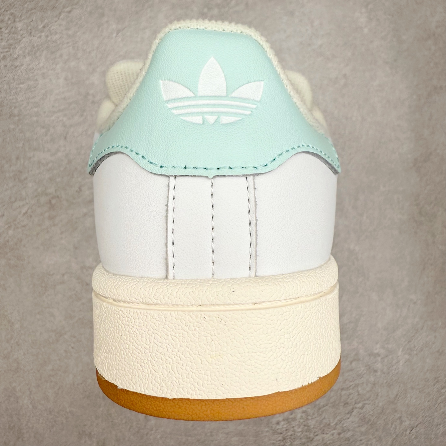 图片[8]-＃C版纯原 AD Originals Campus 00s 学院系列面包风经典复古低帮百搭休闲运动板鞋 原鞋开发 正确版型 市面唯一全鞋采用原厂头层SD皮料 正确宽版鞋盒 清洁度完美 诠释最高工艺 这次 Originals 选择了以经典复古鞋型 Campus 为蓝本打造全新面包鞋 这款鞋型联名不断 冠希当年对它更是钟爱有加 论牌面丝毫不输贝壳头、Forum 等大热鞋型 这次 Campus 一改 80 年代的瘦长造型 鞋舌、鞋身、鞋底甚至细节都变大了 营造出千禧年前后流行的面包鞋宽大廓形 因此鞋名改为 Campus 00s 鞋身采用绒面皮料搭配白色常规皮革 质感上还是延续了经典 Campus 的设计 鞋舌填充更加饱满 让鞋款整体看起来更加圆润 搭配上这款浅蓝配色 「蓝胖子」造型真的很可爱 鞋舌还加入了与以往 Campus 不同的全新三叶草 Logo 令造型更具千禧气息 鞋带也采用了加宽的设计 如果你不喜欢 这次还附送了传统鞋带可以替换 鞋底采用了米黄做旧设计 凸显鞋款的复古年代感 除了清新可人的浅蓝配色 还有一款酷灰配色 造型更加硬朗复古 而且相比浅蓝配色更加耐脏 尺码：36 36⅔ 37⅓ 38 38⅔ 39⅓ 40 40⅔ 41⅓ 42 42⅔ 43⅓ 44 44 ⅓ 45-选品中心