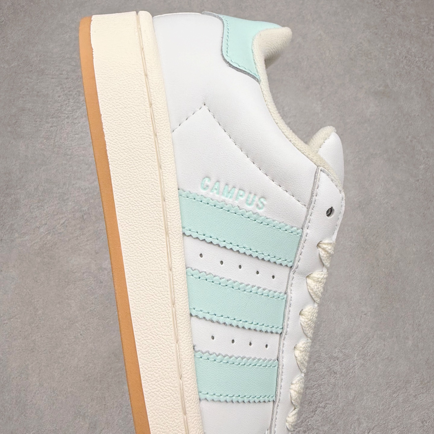 图片[6]-＃C版纯原 AD Originals Campus 00s 学院系列面包风经典复古低帮百搭休闲运动板鞋 原鞋开发 正确版型 市面唯一全鞋采用原厂头层SD皮料 正确宽版鞋盒 清洁度完美 诠释最高工艺 这次 Originals 选择了以经典复古鞋型 Campus 为蓝本打造全新面包鞋 这款鞋型联名不断 冠希当年对它更是钟爱有加 论牌面丝毫不输贝壳头、Forum 等大热鞋型 这次 Campus 一改 80 年代的瘦长造型 鞋舌、鞋身、鞋底甚至细节都变大了 营造出千禧年前后流行的面包鞋宽大廓形 因此鞋名改为 Campus 00s 鞋身采用绒面皮料搭配白色常规皮革 质感上还是延续了经典 Campus 的设计 鞋舌填充更加饱满 让鞋款整体看起来更加圆润 搭配上这款浅蓝配色 「蓝胖子」造型真的很可爱 鞋舌还加入了与以往 Campus 不同的全新三叶草 Logo 令造型更具千禧气息 鞋带也采用了加宽的设计 如果你不喜欢 这次还附送了传统鞋带可以替换 鞋底采用了米黄做旧设计 凸显鞋款的复古年代感 除了清新可人的浅蓝配色 还有一款酷灰配色 造型更加硬朗复古 而且相比浅蓝配色更加耐脏 尺码：36 36⅔ 37⅓ 38 38⅔ 39⅓ 40 40⅔ 41⅓ 42 42⅔ 43⅓ 44 44 ⅓ 45-选品中心