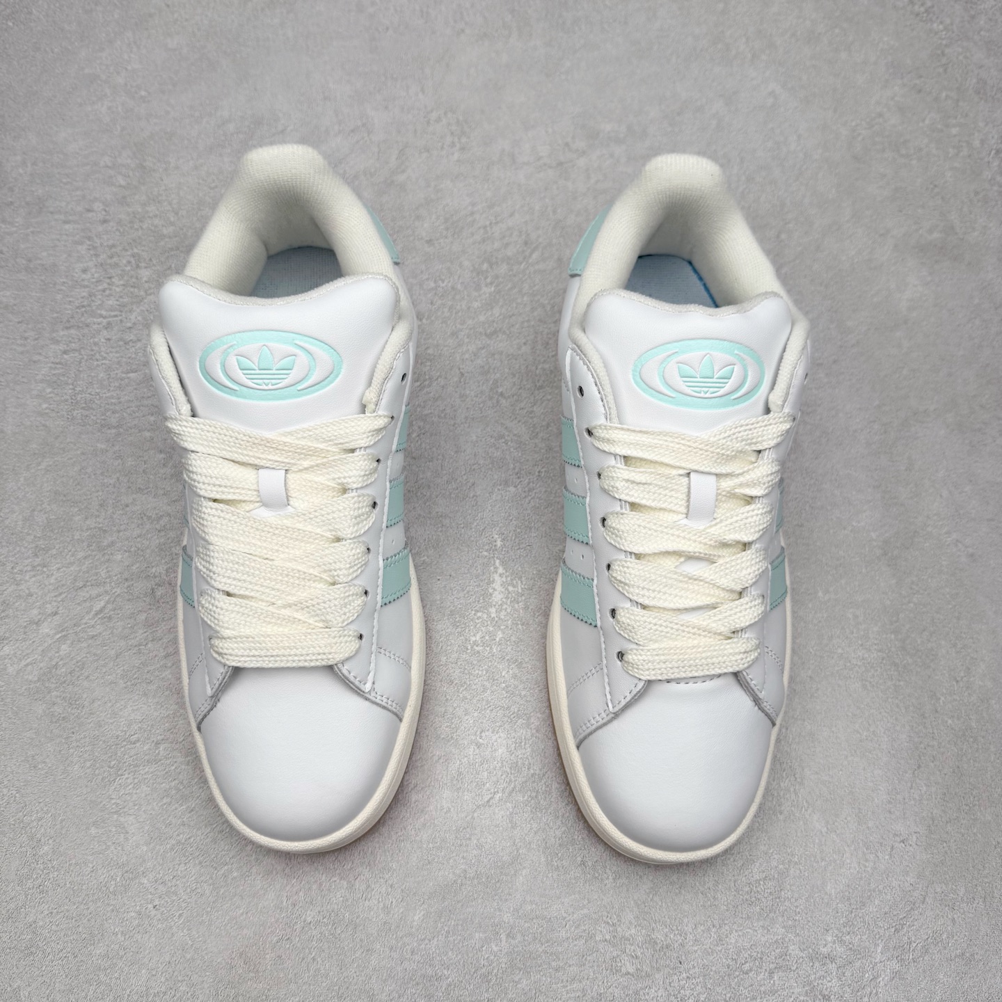 图片[2]-＃C版纯原 AD Originals Campus 00s 学院系列面包风经典复古低帮百搭休闲运动板鞋 原鞋开发 正确版型 市面唯一全鞋采用原厂头层SD皮料 正确宽版鞋盒 清洁度完美 诠释最高工艺 这次 Originals 选择了以经典复古鞋型 Campus 为蓝本打造全新面包鞋 这款鞋型联名不断 冠希当年对它更是钟爱有加 论牌面丝毫不输贝壳头、Forum 等大热鞋型 这次 Campus 一改 80 年代的瘦长造型 鞋舌、鞋身、鞋底甚至细节都变大了 营造出千禧年前后流行的面包鞋宽大廓形 因此鞋名改为 Campus 00s 鞋身采用绒面皮料搭配白色常规皮革 质感上还是延续了经典 Campus 的设计 鞋舌填充更加饱满 让鞋款整体看起来更加圆润 搭配上这款浅蓝配色 「蓝胖子」造型真的很可爱 鞋舌还加入了与以往 Campus 不同的全新三叶草 Logo 令造型更具千禧气息 鞋带也采用了加宽的设计 如果你不喜欢 这次还附送了传统鞋带可以替换 鞋底采用了米黄做旧设计 凸显鞋款的复古年代感 除了清新可人的浅蓝配色 还有一款酷灰配色 造型更加硬朗复古 而且相比浅蓝配色更加耐脏 尺码：36 36⅔ 37⅓ 38 38⅔ 39⅓ 40 40⅔ 41⅓ 42 42⅔ 43⅓ 44 44 ⅓ 45-选品中心