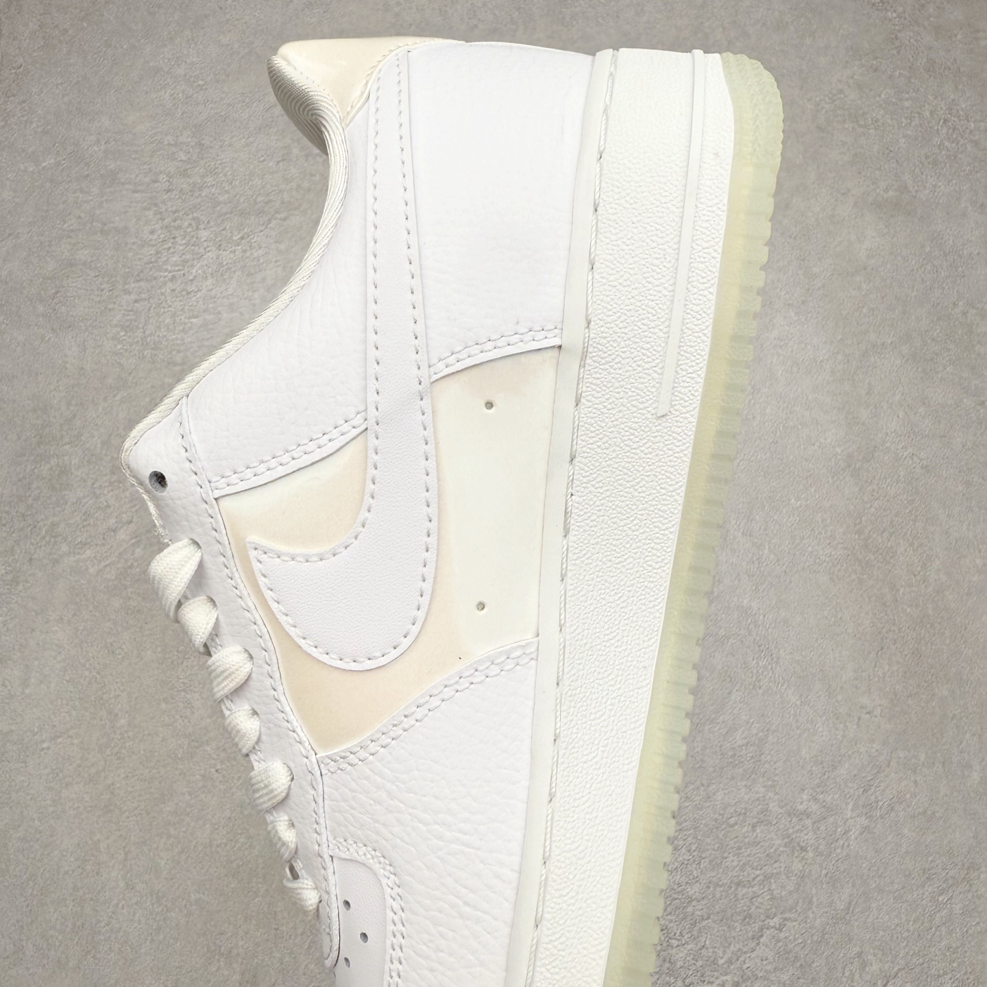 图片[7]-＃XT纯原 NK Air Force 1 Low 空军一号时尚舒适防滑耐磨低帮板鞋 IH3204-100 顶级批次 2022全新楦头鞋型 鱼鳞大底 历时开发三个月 清洁度完美 二维码鞋标 内置芯片及solo气垫 大底高度及其弧度依照正品 钢印 logo刺绣 鞋口弧度 鞋头长度 鞋面冲孔 鞋垫背胶及钢印 完美鞋型对比正品 每一处都是细节满满 柔软、弹性十足的缓震性能和出色的中底设计 横跨复古与现代的外型结合 造就出风靡全球 三十多年的Force 1 直到今天还深受青睐 实拍调校N版已经零色差零失真 百分百还原实物色彩所见即所得 不存在货不对板色差等低级问题 选购参考实物拍摄 不混卖不参货 只用心做好货严格选品 承诺混一赔十 尺码：36 36.5 37.5 38 38.5 39 40 40.5 41 42 42.5 43 44 44.5 45-选品中心