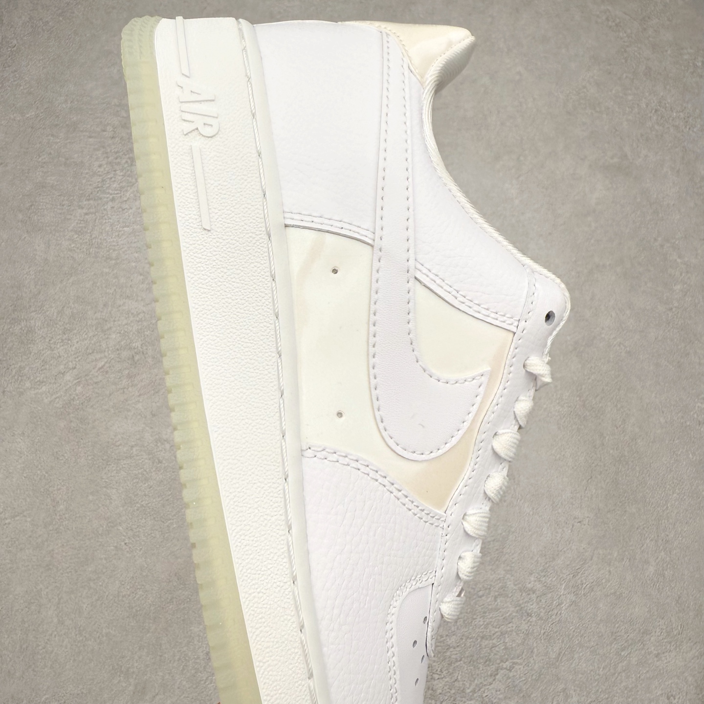 图片[6]-＃XT纯原 NK Air Force 1 Low 空军一号时尚舒适防滑耐磨低帮板鞋 IH3204-100 顶级批次 2022全新楦头鞋型 鱼鳞大底 历时开发三个月 清洁度完美 二维码鞋标 内置芯片及solo气垫 大底高度及其弧度依照正品 钢印 logo刺绣 鞋口弧度 鞋头长度 鞋面冲孔 鞋垫背胶及钢印 完美鞋型对比正品 每一处都是细节满满 柔软、弹性十足的缓震性能和出色的中底设计 横跨复古与现代的外型结合 造就出风靡全球 三十多年的Force 1 直到今天还深受青睐 实拍调校N版已经零色差零失真 百分百还原实物色彩所见即所得 不存在货不对板色差等低级问题 选购参考实物拍摄 不混卖不参货 只用心做好货严格选品 承诺混一赔十 尺码：36 36.5 37.5 38 38.5 39 40 40.5 41 42 42.5 43 44 44.5 45-选品中心