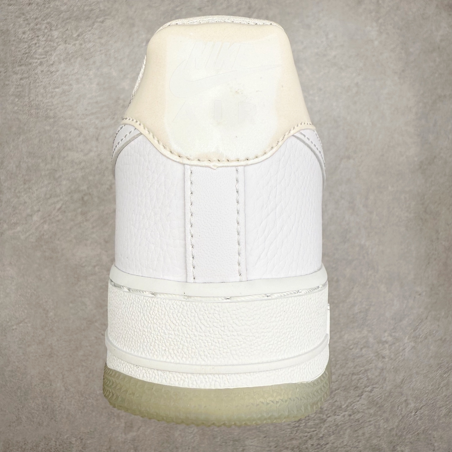 图片[8]-＃XT纯原 NK Air Force 1 Low 空军一号时尚舒适防滑耐磨低帮板鞋 IH3204-100 顶级批次 2022全新楦头鞋型 鱼鳞大底 历时开发三个月 清洁度完美 二维码鞋标 内置芯片及solo气垫 大底高度及其弧度依照正品 钢印 logo刺绣 鞋口弧度 鞋头长度 鞋面冲孔 鞋垫背胶及钢印 完美鞋型对比正品 每一处都是细节满满 柔软、弹性十足的缓震性能和出色的中底设计 横跨复古与现代的外型结合 造就出风靡全球 三十多年的Force 1 直到今天还深受青睐 实拍调校N版已经零色差零失真 百分百还原实物色彩所见即所得 不存在货不对板色差等低级问题 选购参考实物拍摄 不混卖不参货 只用心做好货严格选品 承诺混一赔十 尺码：36 36.5 37.5 38 38.5 39 40 40.5 41 42 42.5 43 44 44.5 45-选品中心