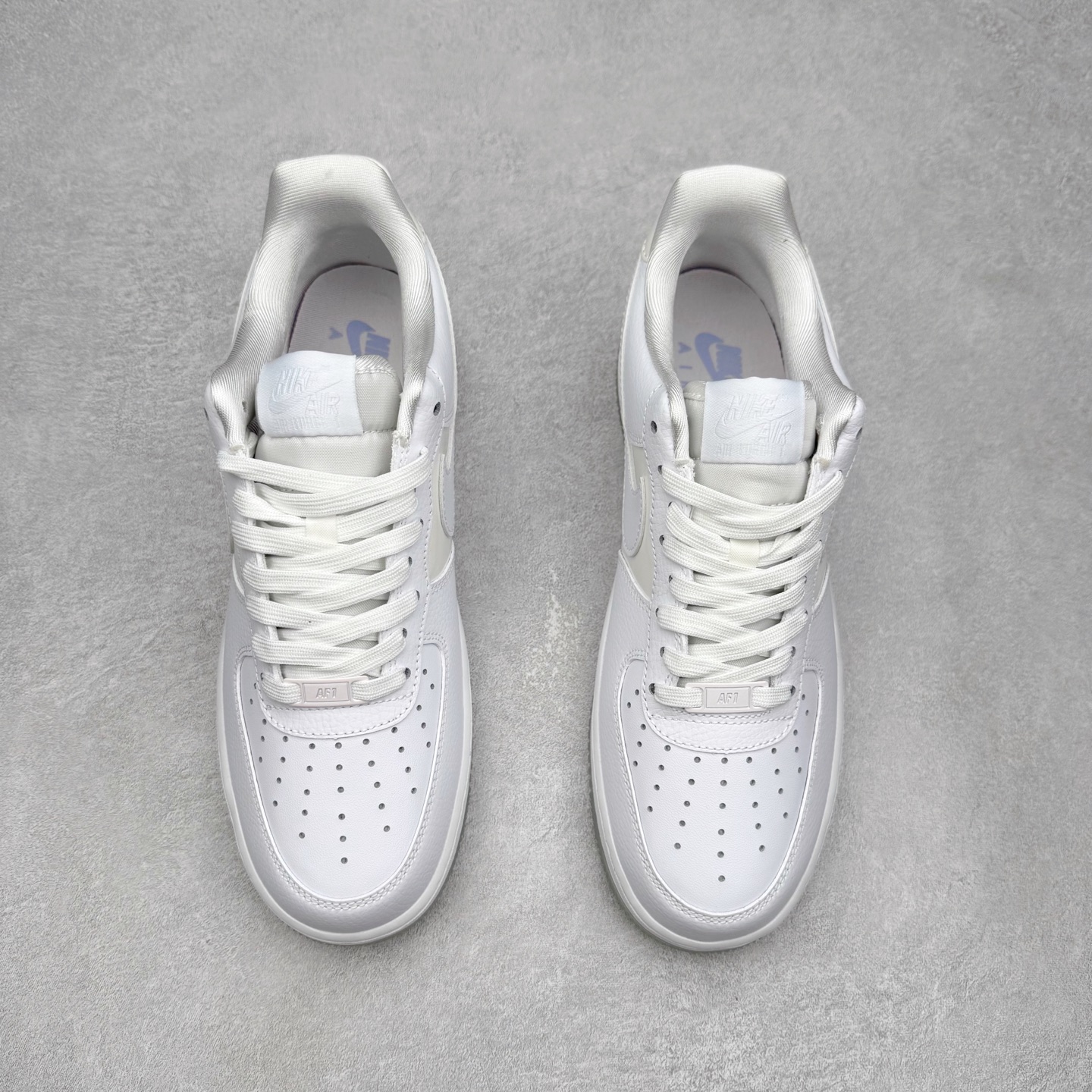 图片[2]-＃XT纯原 NK Air Force 1 Low 空军一号时尚舒适防滑耐磨低帮板鞋 IH3204-100 顶级批次 2022全新楦头鞋型 鱼鳞大底 历时开发三个月 清洁度完美 二维码鞋标 内置芯片及solo气垫 大底高度及其弧度依照正品 钢印 logo刺绣 鞋口弧度 鞋头长度 鞋面冲孔 鞋垫背胶及钢印 完美鞋型对比正品 每一处都是细节满满 柔软、弹性十足的缓震性能和出色的中底设计 横跨复古与现代的外型结合 造就出风靡全球 三十多年的Force 1 直到今天还深受青睐 实拍调校N版已经零色差零失真 百分百还原实物色彩所见即所得 不存在货不对板色差等低级问题 选购参考实物拍摄 不混卖不参货 只用心做好货严格选品 承诺混一赔十 尺码：36 36.5 37.5 38 38.5 39 40 40.5 41 42 42.5 43 44 44.5 45-选品中心