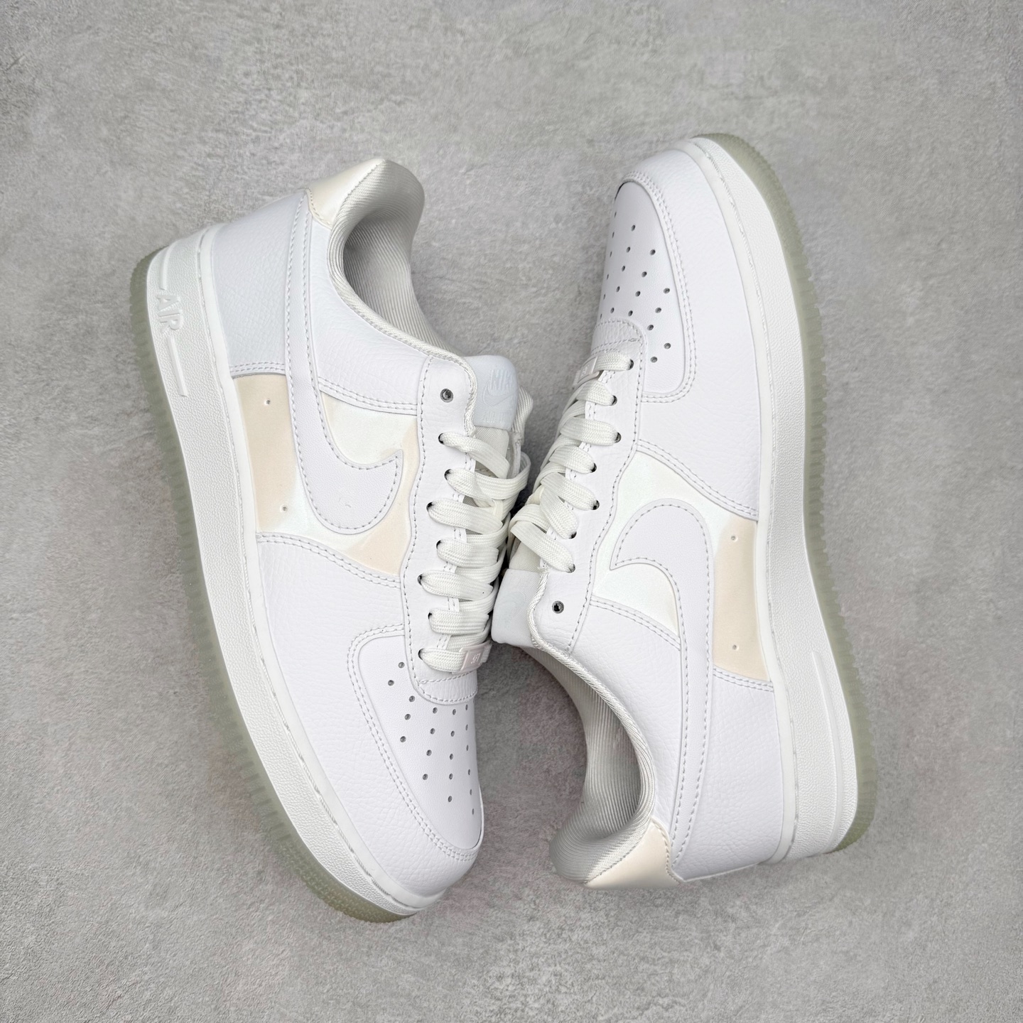 图片[3]-＃XT纯原 NK Air Force 1 Low 空军一号时尚舒适防滑耐磨低帮板鞋 IH3204-100 顶级批次 2022全新楦头鞋型 鱼鳞大底 历时开发三个月 清洁度完美 二维码鞋标 内置芯片及solo气垫 大底高度及其弧度依照正品 钢印 logo刺绣 鞋口弧度 鞋头长度 鞋面冲孔 鞋垫背胶及钢印 完美鞋型对比正品 每一处都是细节满满 柔软、弹性十足的缓震性能和出色的中底设计 横跨复古与现代的外型结合 造就出风靡全球 三十多年的Force 1 直到今天还深受青睐 实拍调校N版已经零色差零失真 百分百还原实物色彩所见即所得 不存在货不对板色差等低级问题 选购参考实物拍摄 不混卖不参货 只用心做好货严格选品 承诺混一赔十 尺码：36 36.5 37.5 38 38.5 39 40 40.5 41 42 42.5 43 44 44.5 45-选品中心