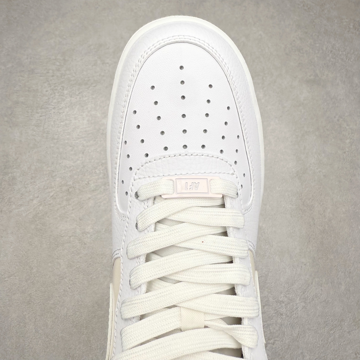 图片[4]-＃XT纯原 NK Air Force 1 Low 空军一号时尚舒适防滑耐磨低帮板鞋 IH3204-100 顶级批次 2022全新楦头鞋型 鱼鳞大底 历时开发三个月 清洁度完美 二维码鞋标 内置芯片及solo气垫 大底高度及其弧度依照正品 钢印 logo刺绣 鞋口弧度 鞋头长度 鞋面冲孔 鞋垫背胶及钢印 完美鞋型对比正品 每一处都是细节满满 柔软、弹性十足的缓震性能和出色的中底设计 横跨复古与现代的外型结合 造就出风靡全球 三十多年的Force 1 直到今天还深受青睐 实拍调校N版已经零色差零失真 百分百还原实物色彩所见即所得 不存在货不对板色差等低级问题 选购参考实物拍摄 不混卖不参货 只用心做好货严格选品 承诺混一赔十 尺码：36 36.5 37.5 38 38.5 39 40 40.5 41 42 42.5 43 44 44.5 45-选品中心