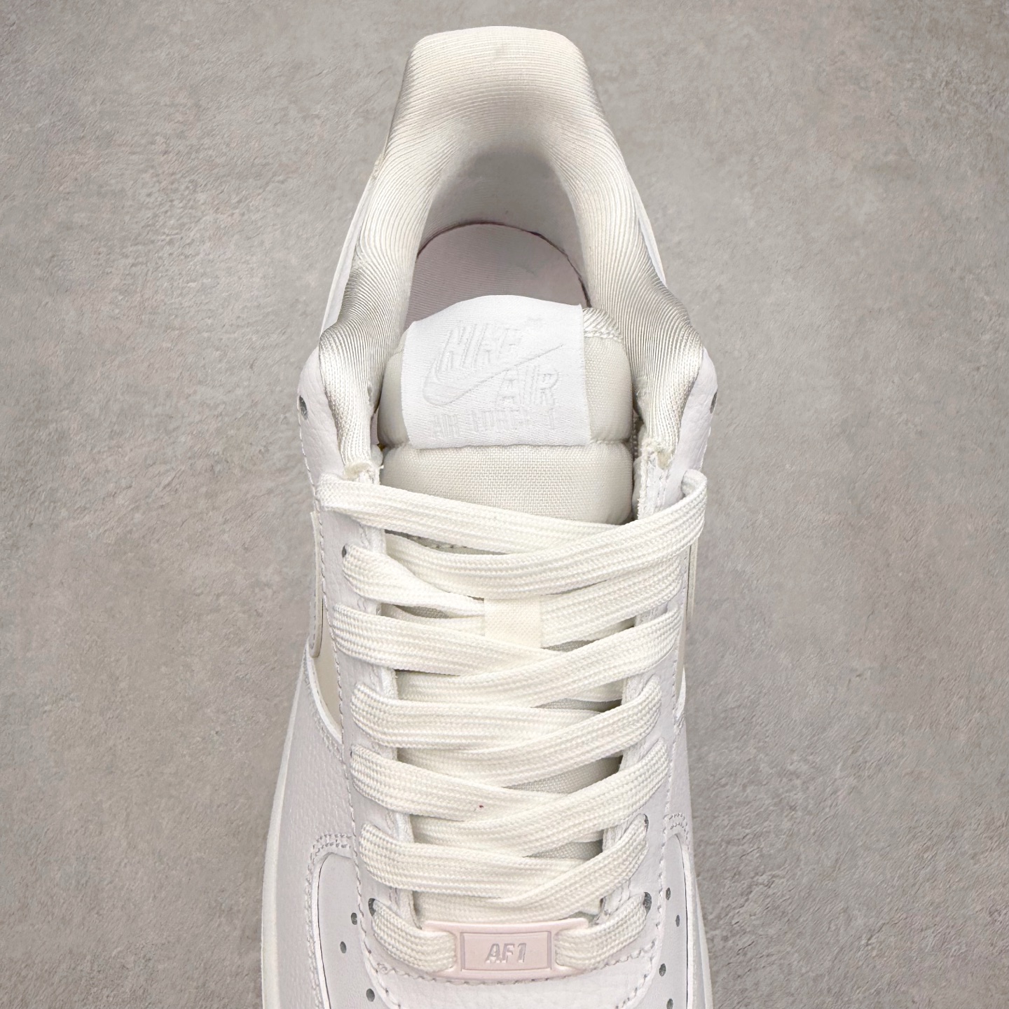 图片[5]-＃XT纯原 NK Air Force 1 Low 空军一号时尚舒适防滑耐磨低帮板鞋 IH3204-100 顶级批次 2022全新楦头鞋型 鱼鳞大底 历时开发三个月 清洁度完美 二维码鞋标 内置芯片及solo气垫 大底高度及其弧度依照正品 钢印 logo刺绣 鞋口弧度 鞋头长度 鞋面冲孔 鞋垫背胶及钢印 完美鞋型对比正品 每一处都是细节满满 柔软、弹性十足的缓震性能和出色的中底设计 横跨复古与现代的外型结合 造就出风靡全球 三十多年的Force 1 直到今天还深受青睐 实拍调校N版已经零色差零失真 百分百还原实物色彩所见即所得 不存在货不对板色差等低级问题 选购参考实物拍摄 不混卖不参货 只用心做好货严格选品 承诺混一赔十 尺码：36 36.5 37.5 38 38.5 39 40 40.5 41 42 42.5 43 44 44.5 45-选品中心