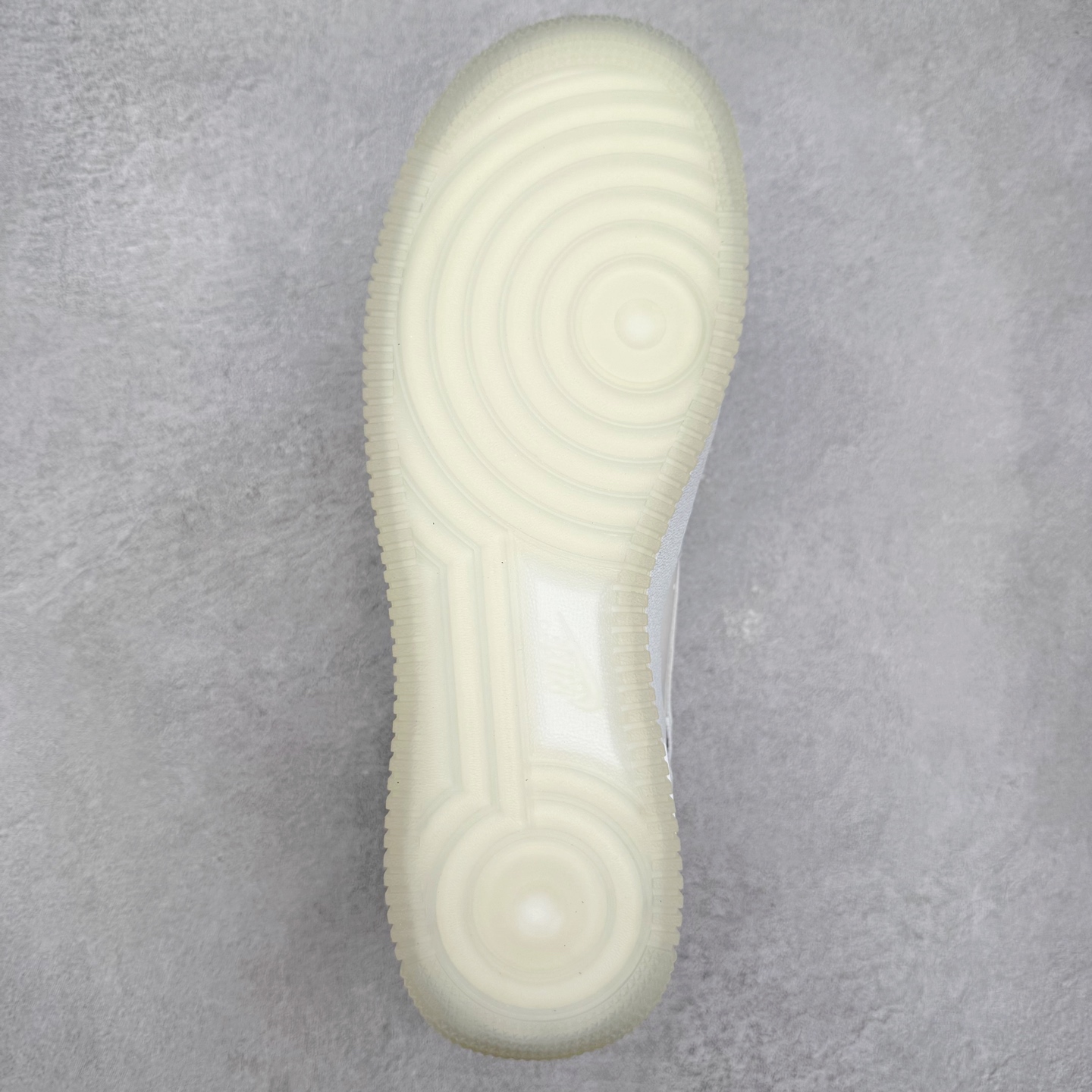 图片[9]-＃XT纯原 NK Air Force 1 Low 空军一号时尚舒适防滑耐磨低帮板鞋 IH3204-100 顶级批次 2022全新楦头鞋型 鱼鳞大底 历时开发三个月 清洁度完美 二维码鞋标 内置芯片及solo气垫 大底高度及其弧度依照正品 钢印 logo刺绣 鞋口弧度 鞋头长度 鞋面冲孔 鞋垫背胶及钢印 完美鞋型对比正品 每一处都是细节满满 柔软、弹性十足的缓震性能和出色的中底设计 横跨复古与现代的外型结合 造就出风靡全球 三十多年的Force 1 直到今天还深受青睐 实拍调校N版已经零色差零失真 百分百还原实物色彩所见即所得 不存在货不对板色差等低级问题 选购参考实物拍摄 不混卖不参货 只用心做好货严格选品 承诺混一赔十 尺码：36 36.5 37.5 38 38.5 39 40 40.5 41 42 42.5 43 44 44.5 45-选品中心