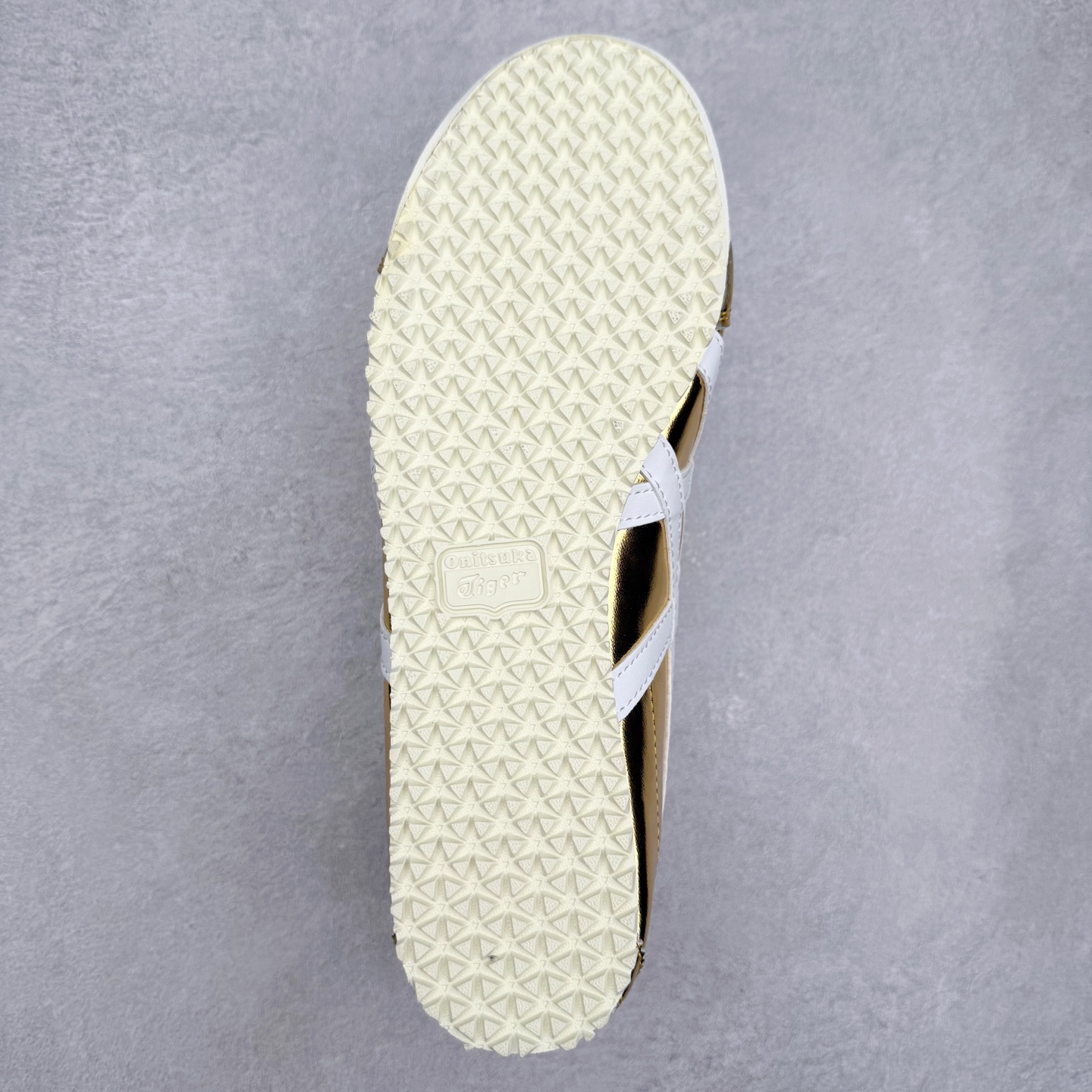 图片[9]-＃C版 Asics Onitsuka Tiger MEXICO 66 亚瑟士鬼冢虎复古经典板鞋 市场王者选手 海外订单工厂出品 长期生产补货永不断码 超成熟稳定的做工品控 原装全套纸板楦头开发 原汁原味 完美呈现版型 私模正确鞋底咬花纹路 一比一鞋头弧度高度鞋身弧度 绝不口嗨 细节品控鞋型随意秒杀市面 原档咬花纹路私模大底 一个单元有六个三角形 总体形拼接呈现花瓣状 官方四联吊牌 原装Ortholite轻量化鞋垫 原盒原配 质保卡 说明书 钢印防尘纸 纸板中底带钢印 乳胶组合鞋垫 支持全方位的对比专柜 产品从款式颜色造型上体现出追求舒适和细节的完美 鞋类更是推崇手工制作的严谨与完美 融舒适性与可穿性的设计风格 注重细节的完美和别致魅力 既保持稳重 又不失轻松的时尚感 尺码：36 37 37.5 38 39 39.5 40 40.5 41.5 42 42.5 43.5 44 45-选品中心