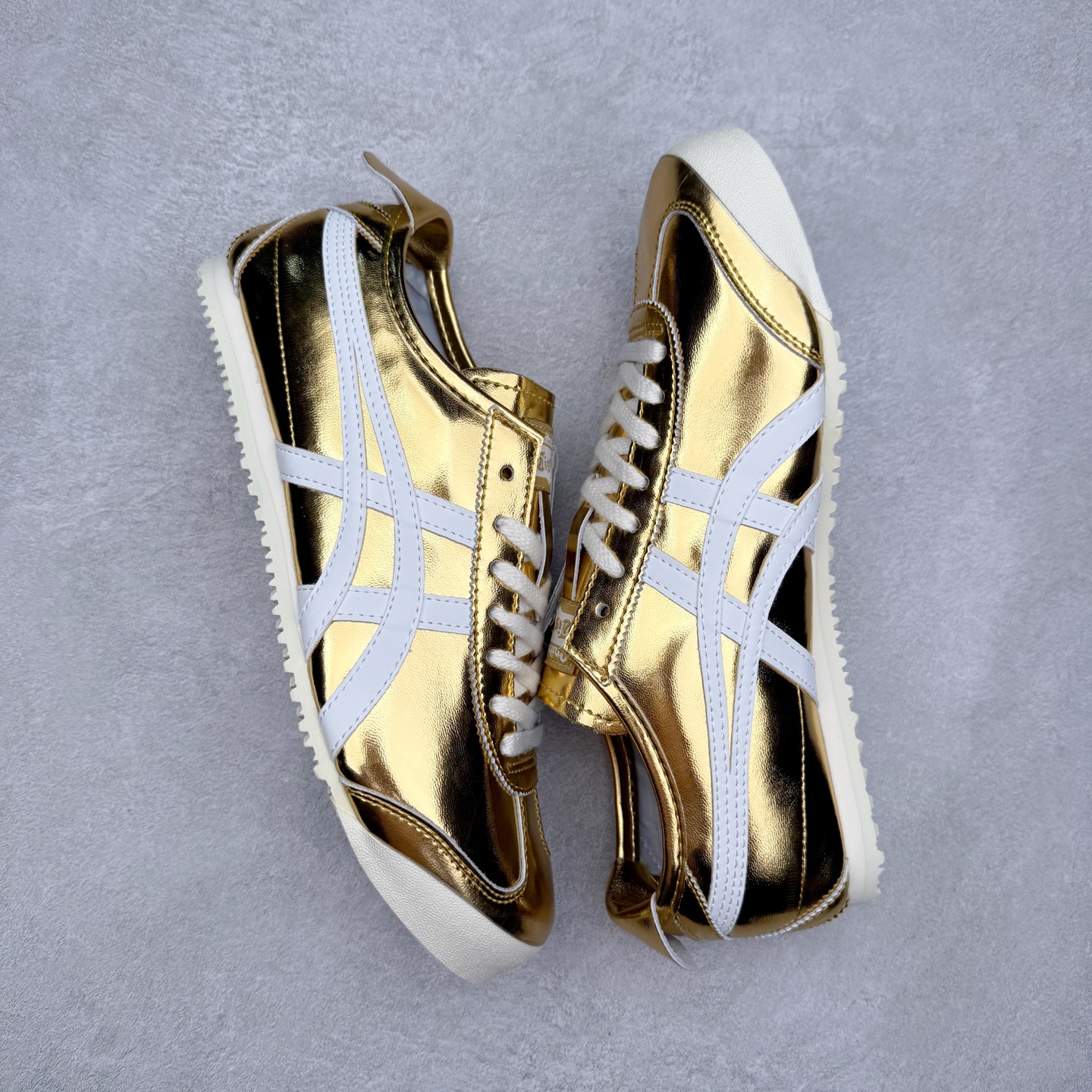 图片[3]-＃C版 Asics Onitsuka Tiger MEXICO 66 亚瑟士鬼冢虎复古经典板鞋 市场王者选手 海外订单工厂出品 长期生产补货永不断码 超成熟稳定的做工品控 原装全套纸板楦头开发 原汁原味 完美呈现版型 私模正确鞋底咬花纹路 一比一鞋头弧度高度鞋身弧度 绝不口嗨 细节品控鞋型随意秒杀市面 原档咬花纹路私模大底 一个单元有六个三角形 总体形拼接呈现花瓣状 官方四联吊牌 原装Ortholite轻量化鞋垫 原盒原配 质保卡 说明书 钢印防尘纸 纸板中底带钢印 乳胶组合鞋垫 支持全方位的对比专柜 产品从款式颜色造型上体现出追求舒适和细节的完美 鞋类更是推崇手工制作的严谨与完美 融舒适性与可穿性的设计风格 注重细节的完美和别致魅力 既保持稳重 又不失轻松的时尚感 尺码：36 37 37.5 38 39 39.5 40 40.5 41.5 42 42.5 43.5 44 45-选品中心