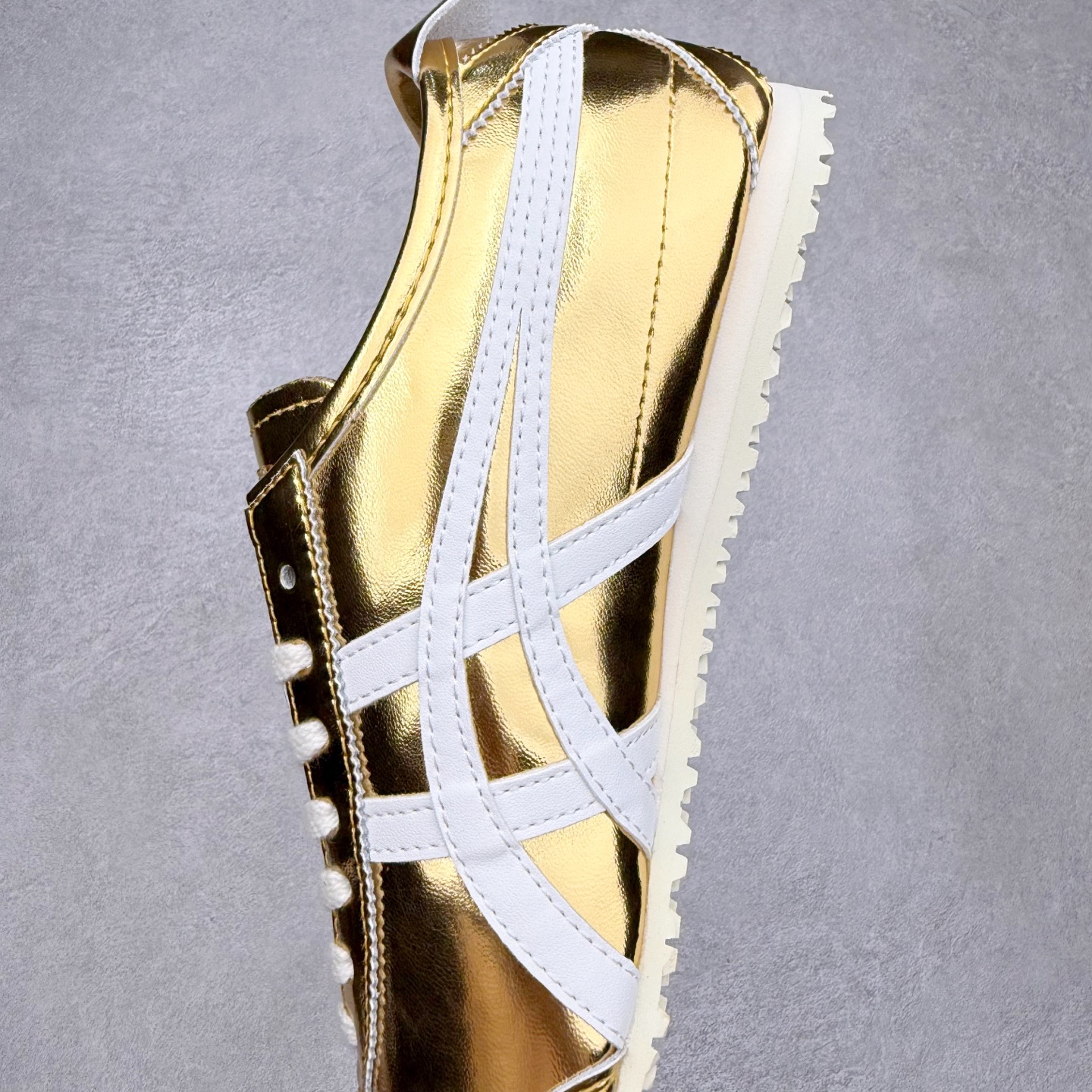 图片[7]-＃C版 Asics Onitsuka Tiger MEXICO 66 亚瑟士鬼冢虎复古经典板鞋 市场王者选手 海外订单工厂出品 长期生产补货永不断码 超成熟稳定的做工品控 原装全套纸板楦头开发 原汁原味 完美呈现版型 私模正确鞋底咬花纹路 一比一鞋头弧度高度鞋身弧度 绝不口嗨 细节品控鞋型随意秒杀市面 原档咬花纹路私模大底 一个单元有六个三角形 总体形拼接呈现花瓣状 官方四联吊牌 原装Ortholite轻量化鞋垫 原盒原配 质保卡 说明书 钢印防尘纸 纸板中底带钢印 乳胶组合鞋垫 支持全方位的对比专柜 产品从款式颜色造型上体现出追求舒适和细节的完美 鞋类更是推崇手工制作的严谨与完美 融舒适性与可穿性的设计风格 注重细节的完美和别致魅力 既保持稳重 又不失轻松的时尚感 尺码：36 37 37.5 38 39 39.5 40 40.5 41.5 42 42.5 43.5 44 45-选品中心