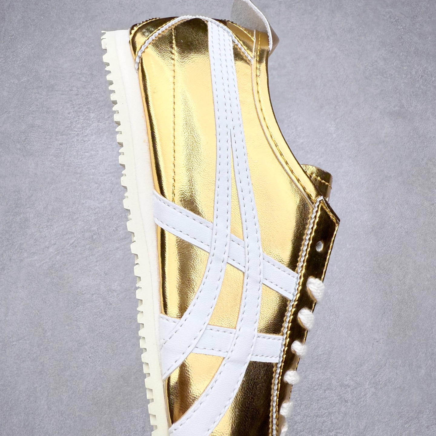 图片[6]-＃C版 Asics Onitsuka Tiger MEXICO 66 亚瑟士鬼冢虎复古经典板鞋 市场王者选手 海外订单工厂出品 长期生产补货永不断码 超成熟稳定的做工品控 原装全套纸板楦头开发 原汁原味 完美呈现版型 私模正确鞋底咬花纹路 一比一鞋头弧度高度鞋身弧度 绝不口嗨 细节品控鞋型随意秒杀市面 原档咬花纹路私模大底 一个单元有六个三角形 总体形拼接呈现花瓣状 官方四联吊牌 原装Ortholite轻量化鞋垫 原盒原配 质保卡 说明书 钢印防尘纸 纸板中底带钢印 乳胶组合鞋垫 支持全方位的对比专柜 产品从款式颜色造型上体现出追求舒适和细节的完美 鞋类更是推崇手工制作的严谨与完美 融舒适性与可穿性的设计风格 注重细节的完美和别致魅力 既保持稳重 又不失轻松的时尚感 尺码：36 37 37.5 38 39 39.5 40 40.5 41.5 42 42.5 43.5 44 45-选品中心