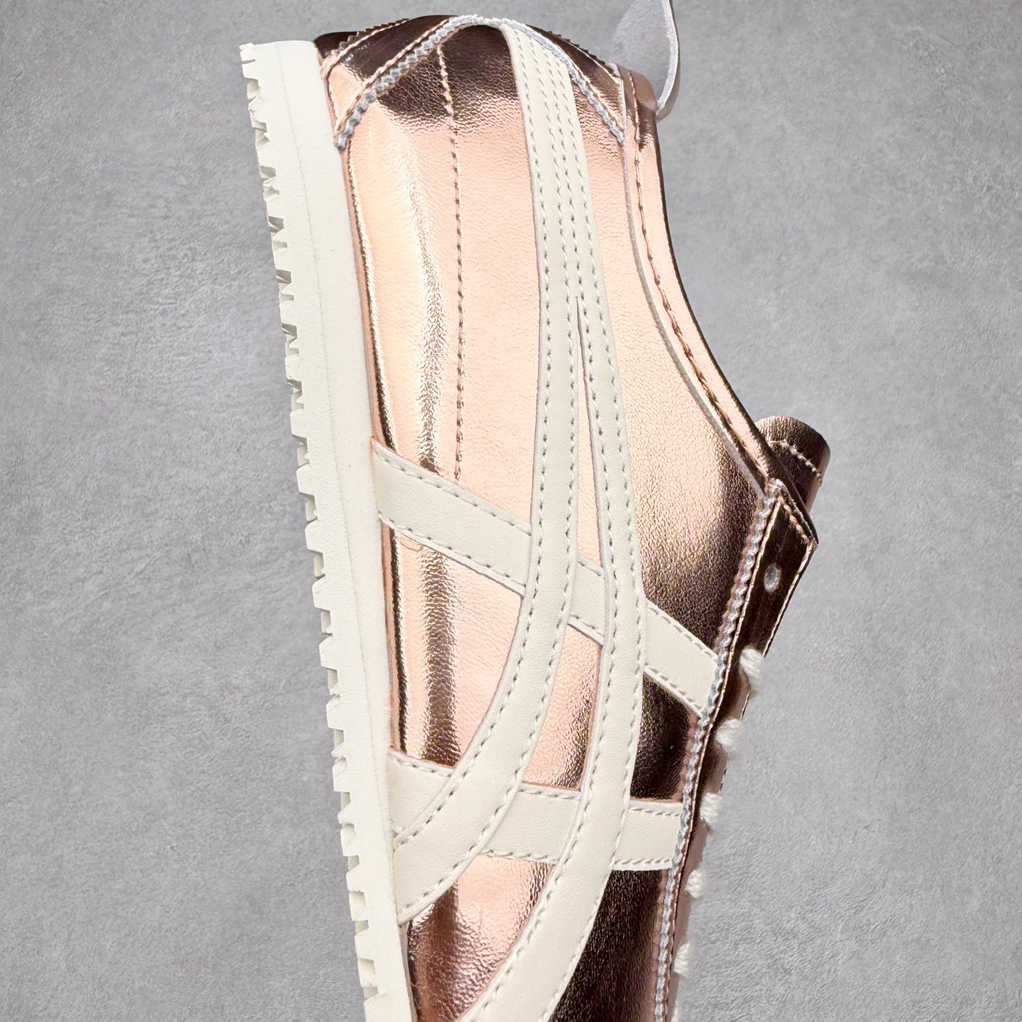 图片[6]-＃C版 Asics Onitsuka Tiger MEXICO 66 亚瑟士鬼冢虎复古经典板鞋 市场王者选手 海外订单工厂出品 长期生产补货永不断码 超成熟稳定的做工品控 原装全套纸板楦头开发 原汁原味 完美呈现版型 私模正确鞋底咬花纹路 一比一鞋头弧度高度鞋身弧度 绝不口嗨 细节品控鞋型随意秒杀市面 原档咬花纹路私模大底 一个单元有六个三角形 总体形拼接呈现花瓣状 官方四联吊牌 原装Ortholite轻量化鞋垫 原盒原配 质保卡 说明书 钢印防尘纸 纸板中底带钢印 乳胶组合鞋垫 支持全方位的对比专柜 产品从款式颜色造型上体现出追求舒适和细节的完美 鞋类更是推崇手工制作的严谨与完美 融舒适性与可穿性的设计风格 注重细节的完美和别致魅力 既保持稳重 又不失轻松的时尚感 尺码：36 37 37.5 38 39 39.5 40 40.5 41.5 42 42.5 43.5 44 45-选品中心